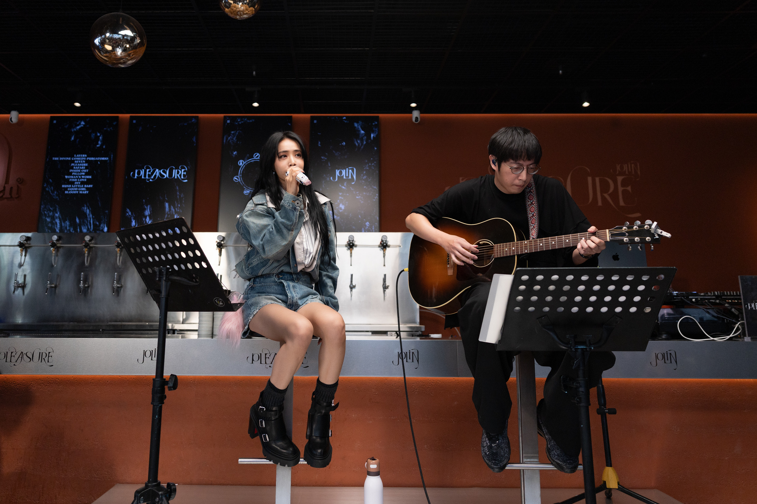 JOLIN 蔡依林無預警驚喜現身台北信義區咖啡廳快閃演出。（華納音樂提供）