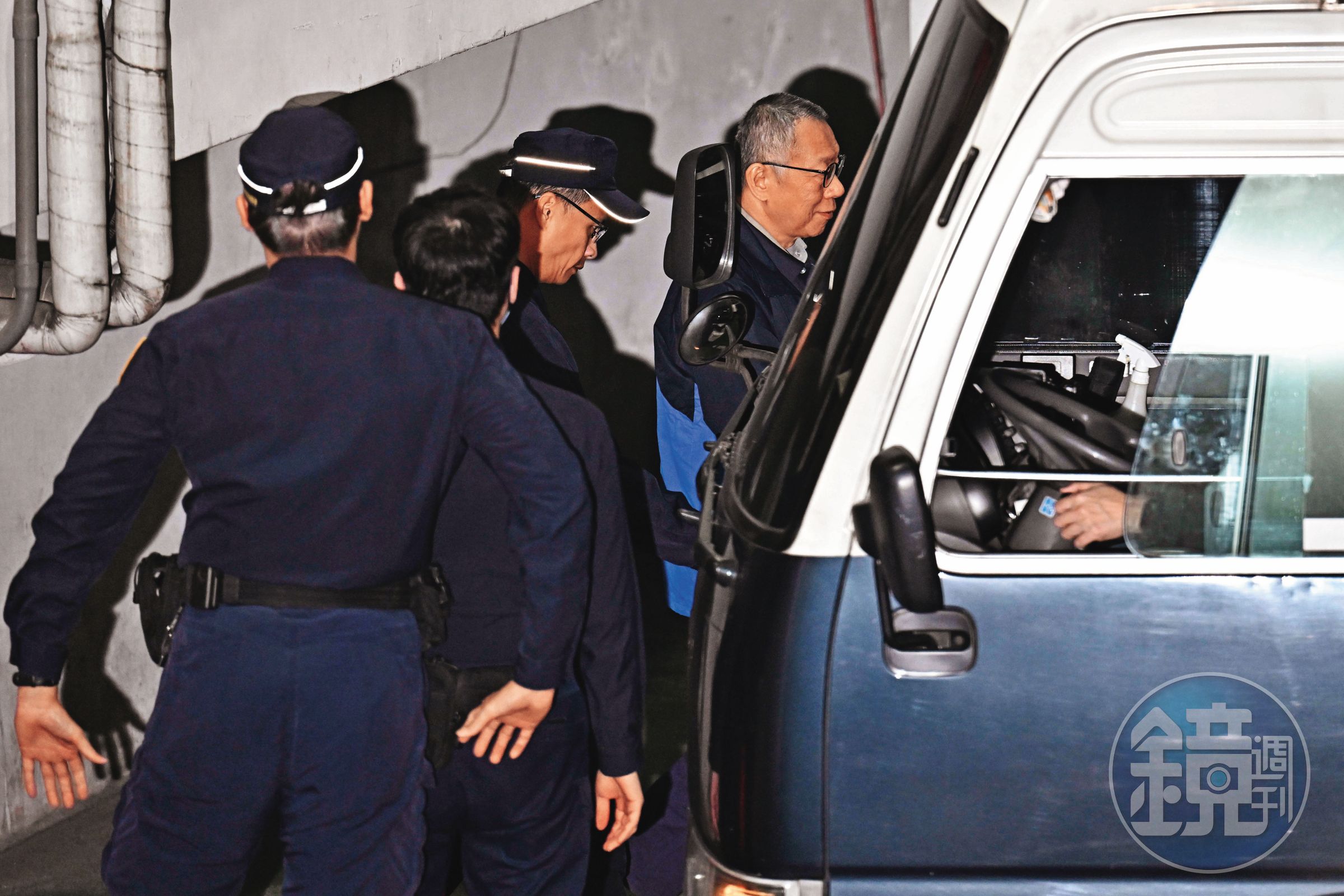 柯文哲上月29日遭提訊，頭髮已略長，步上囚車準備還押台北看守所孝一舍時，還露出一抹微笑。