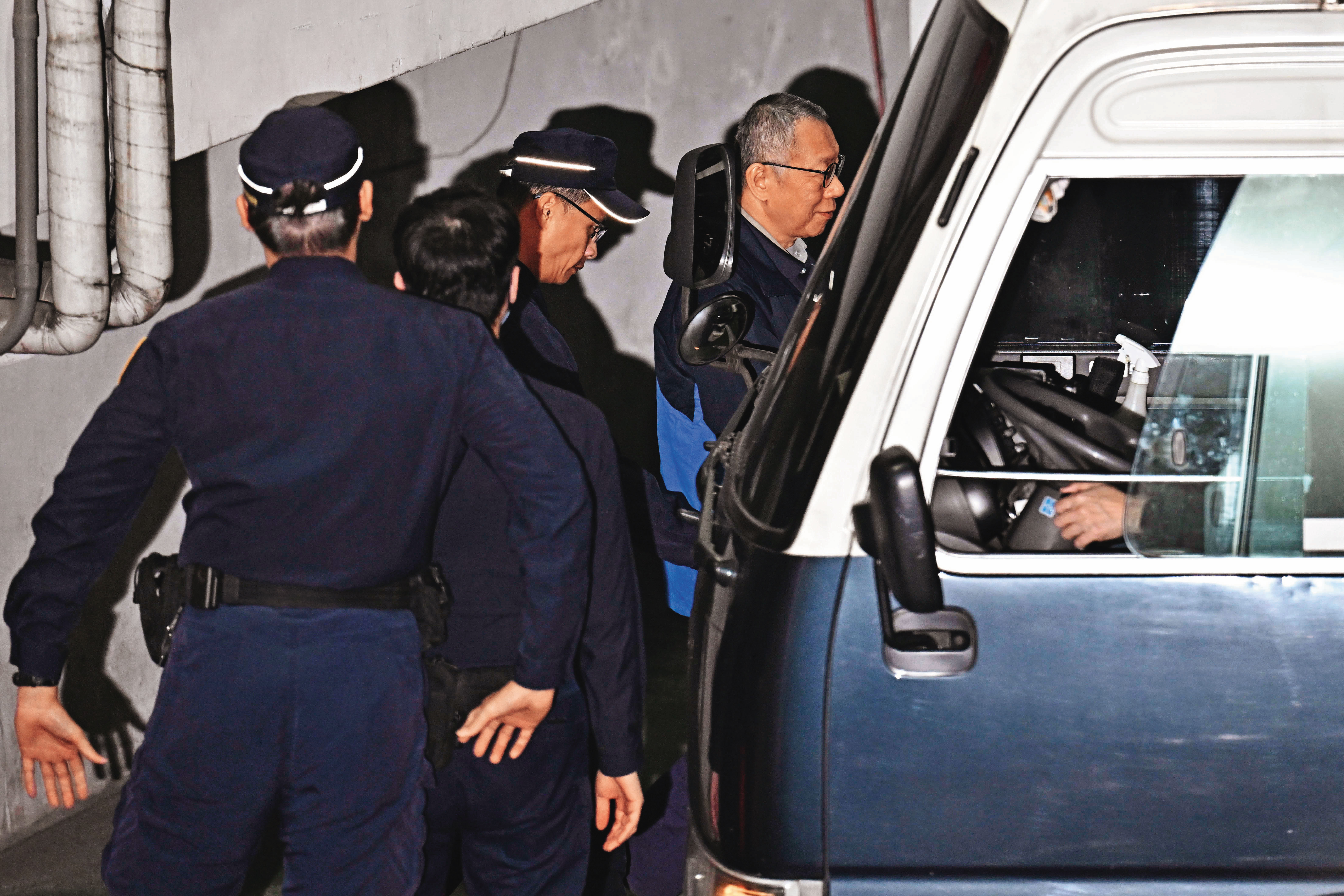 柯文哲上月29日遭提訊，頭髮已略長，步上囚車準備還押台北看守所孝一舍時，還露出一抹微笑。