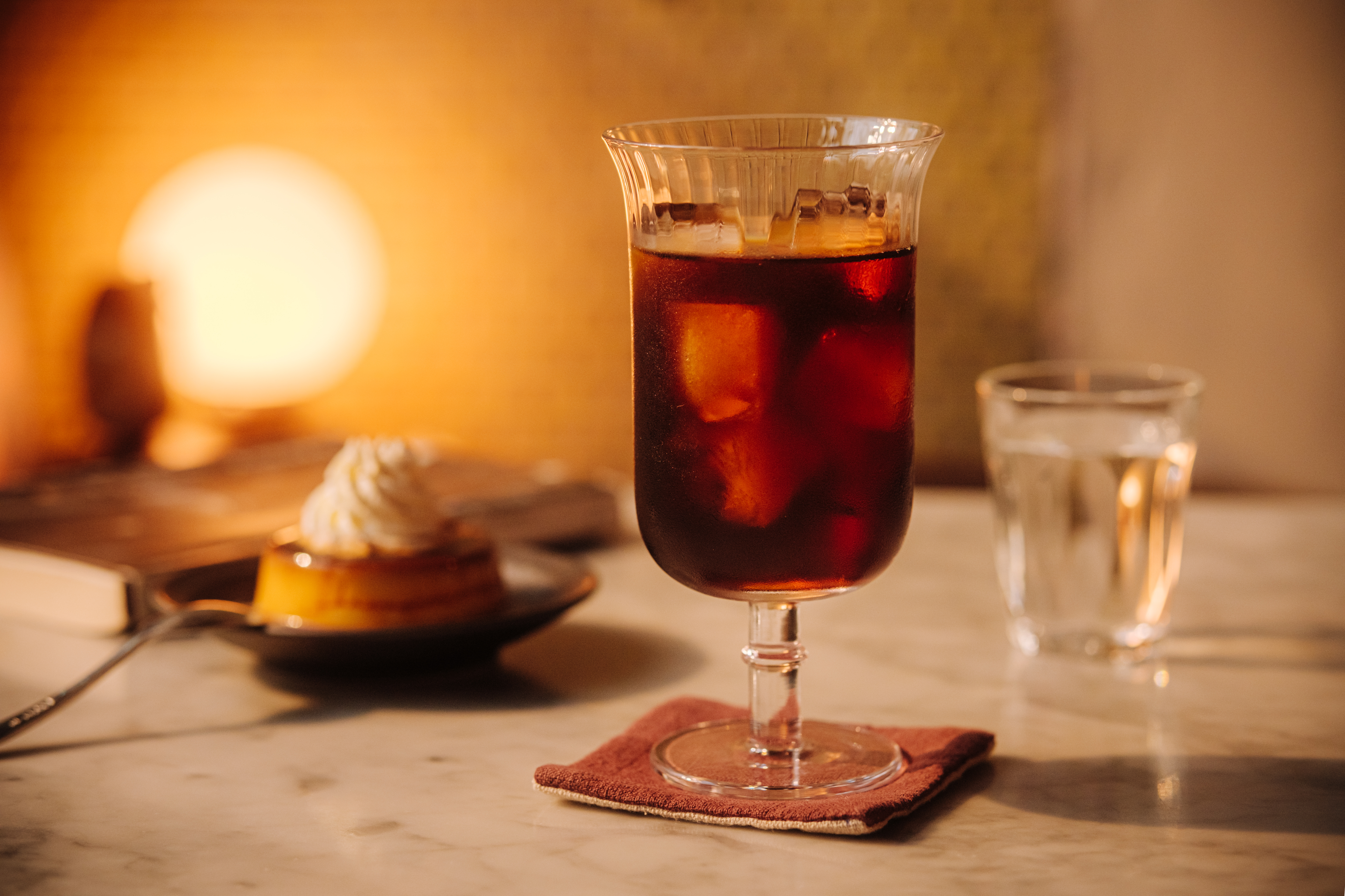 昏黃的燈光裡來一杯「銀河冰滴咖啡」，焙帶一點酸味，適合在炎熱的天氣解膩消暑。