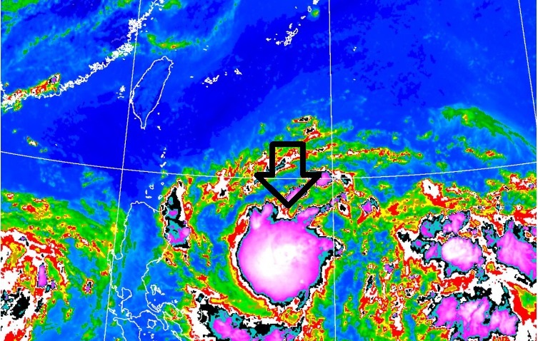 前氣象局長鄭明典今po文，提到「準颱風」近中心對流爆發，「這是熱低增強的徵兆！」（翻攝自鄭明典臉書）