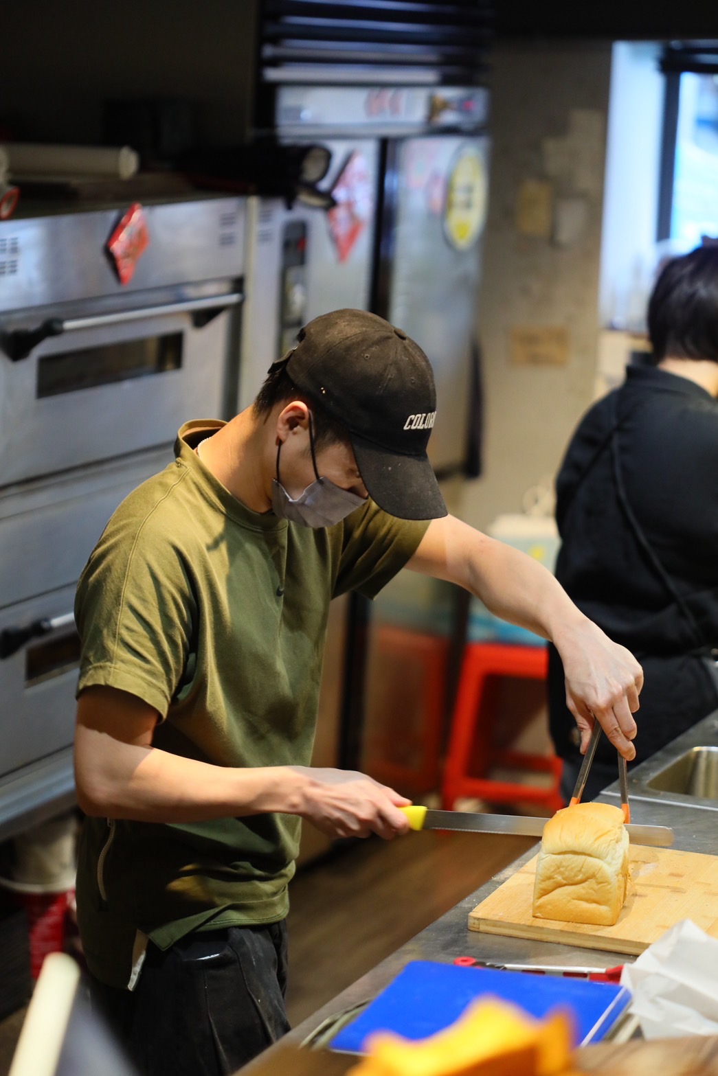 從麵包出爐到備餐，「麵包王」Vic的手幾乎沒有停下來過。