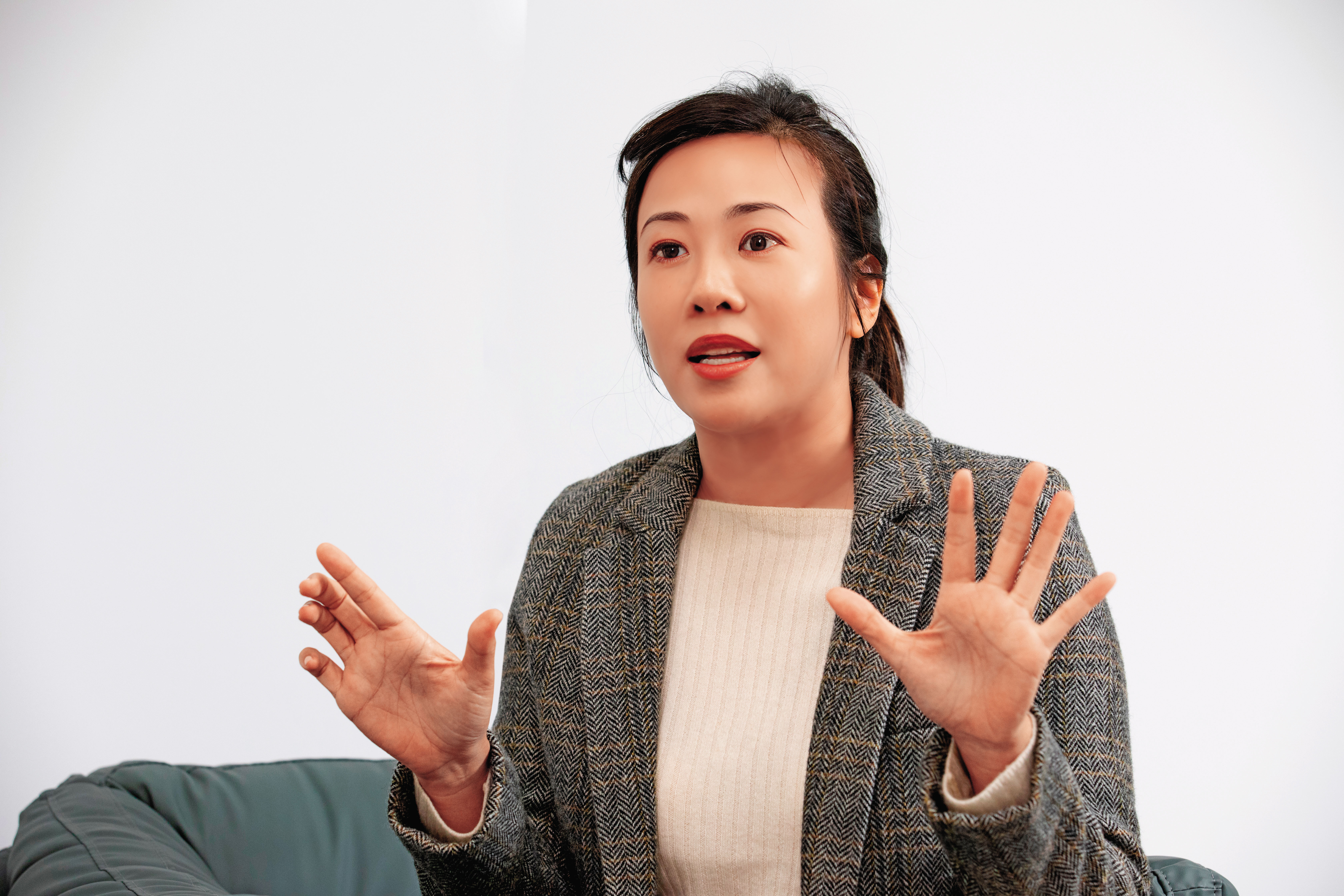 吳欣盈接受本刊專訪自喻「站貓」在政壇衝浪，並主張設主權基金替國家賺錢，衝進全球30大。