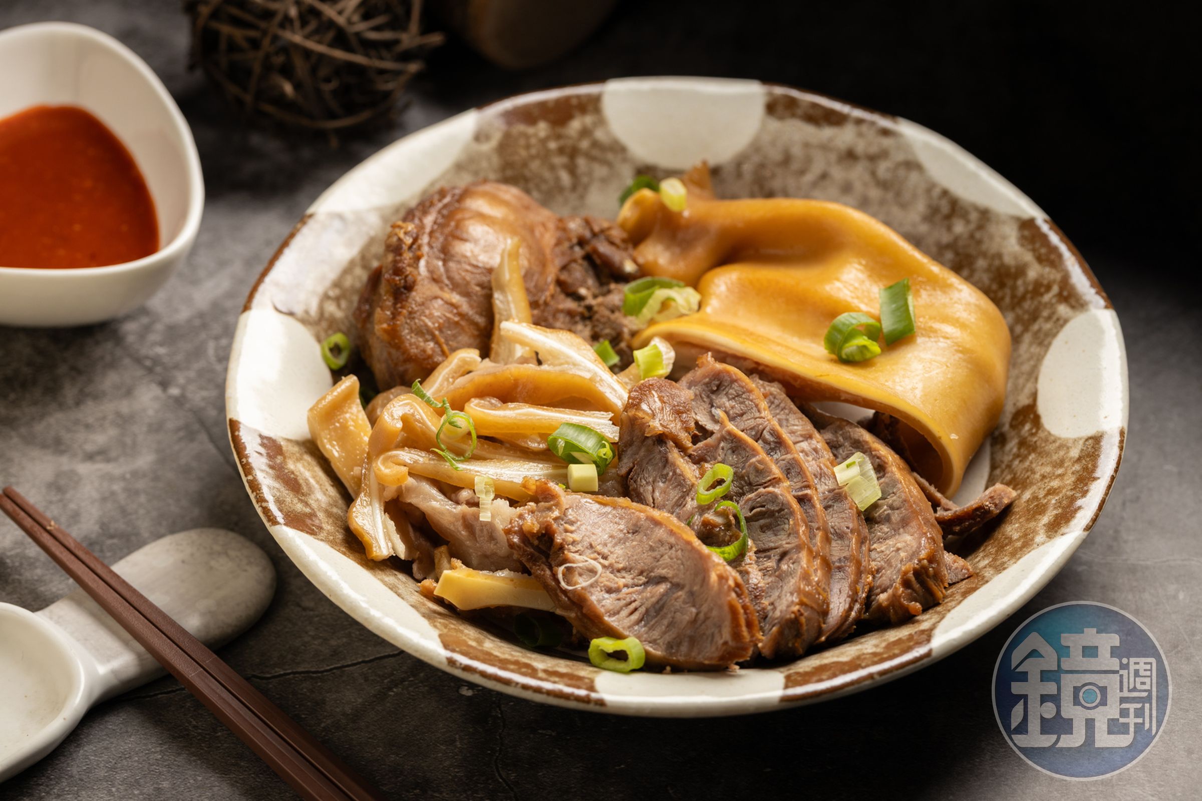 豬的各部位都滷得香透,味道濃郁。(豬耳朵25元/兩、菊花肉25元/兩)