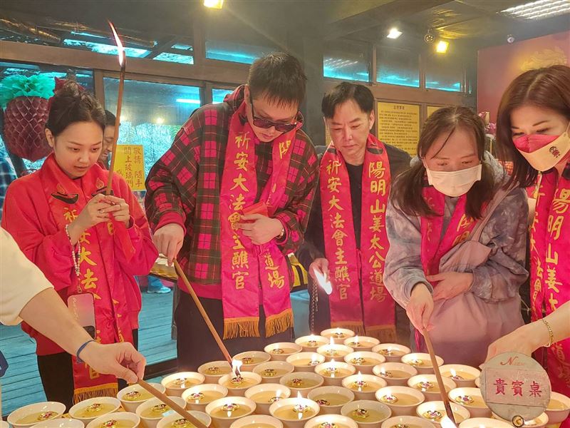 陽帆近兩年過年都會帶全家前往道場祈福。(翻攝自陽帆臉書)