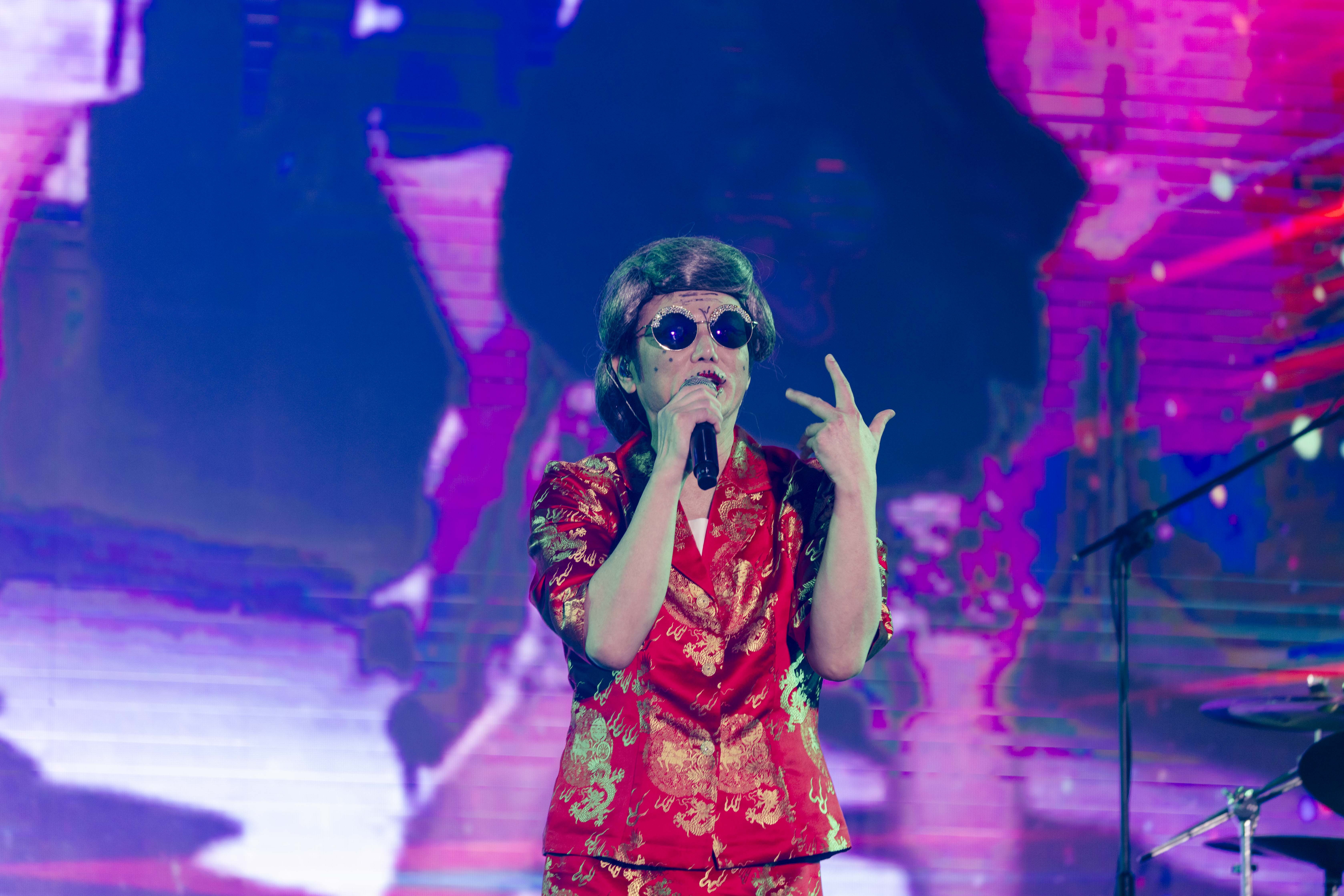 陽帆扮演「陽婆婆」在大港開唱表演。（出日音樂提供）