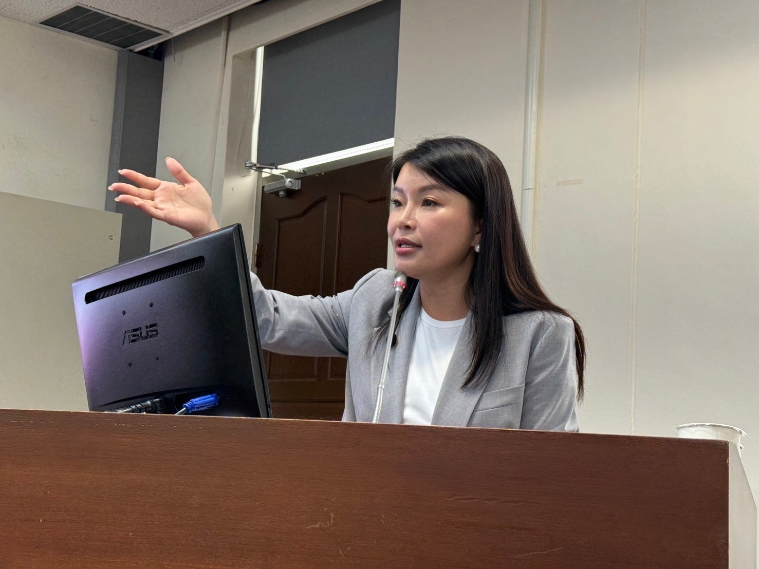國民黨立委張嘉郡認為「班班喝鮮乳」政策執行成果不理想。（張嘉郡國會辦公室提供）