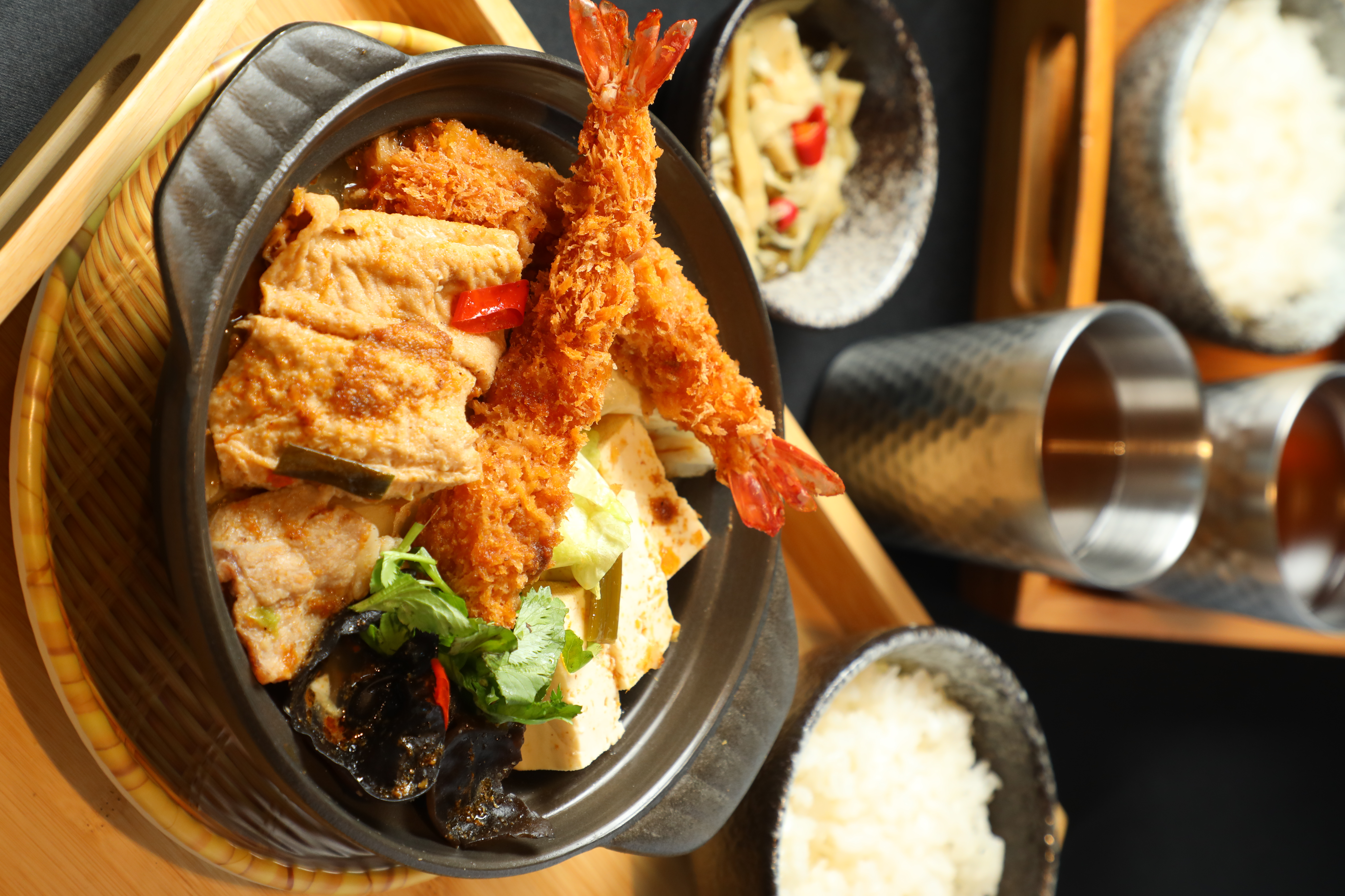 加入日式唐揚炸物巧思的「沙鍋炸蝦套餐」。（399元／套餐）