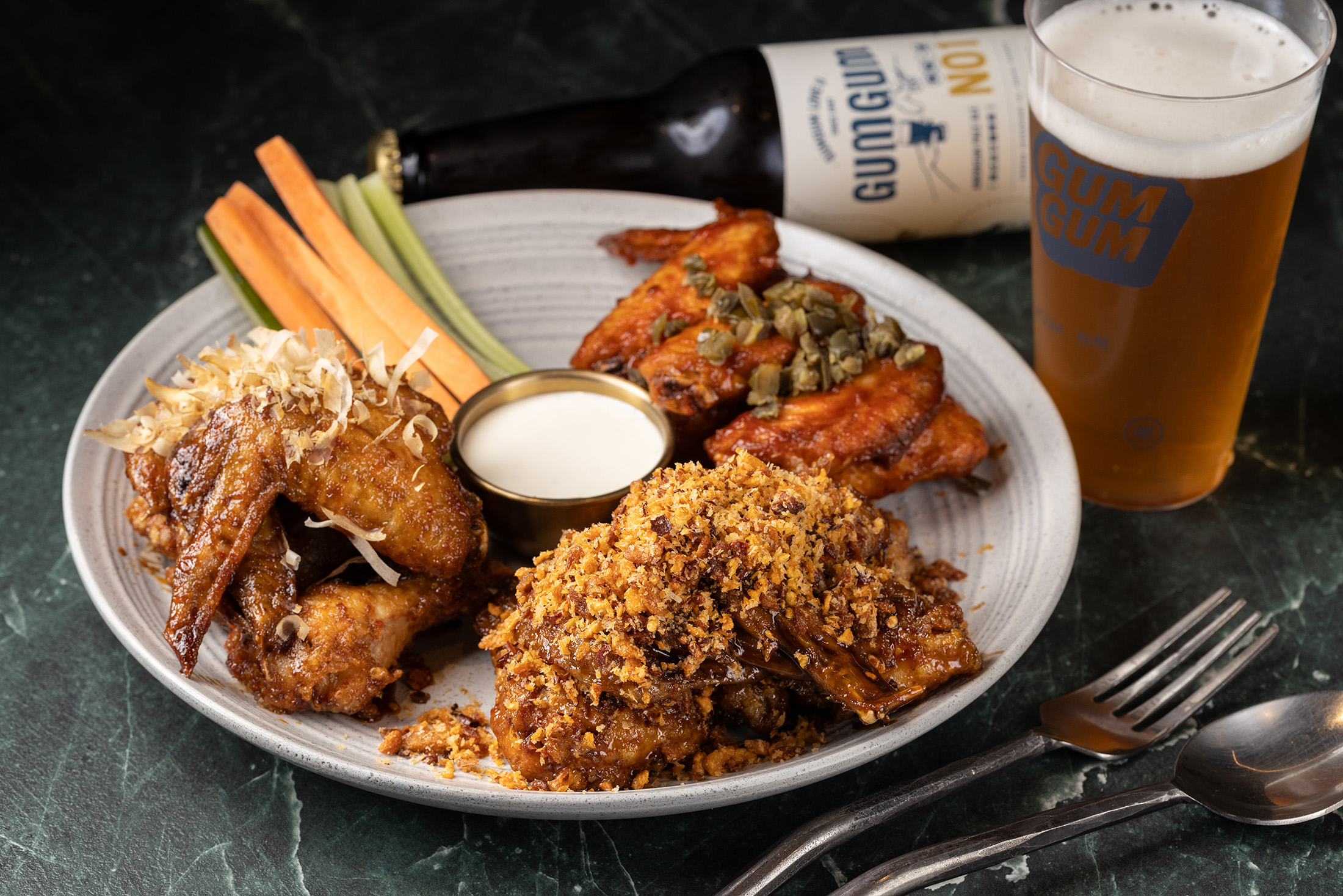 去年夏天在台北小巨蛋開出第四間分店的GUMGUM，以裸炸氣冷雞與豐富多樣的雞翅口味，被譽為亞洲第二好吃的雞翅店。
