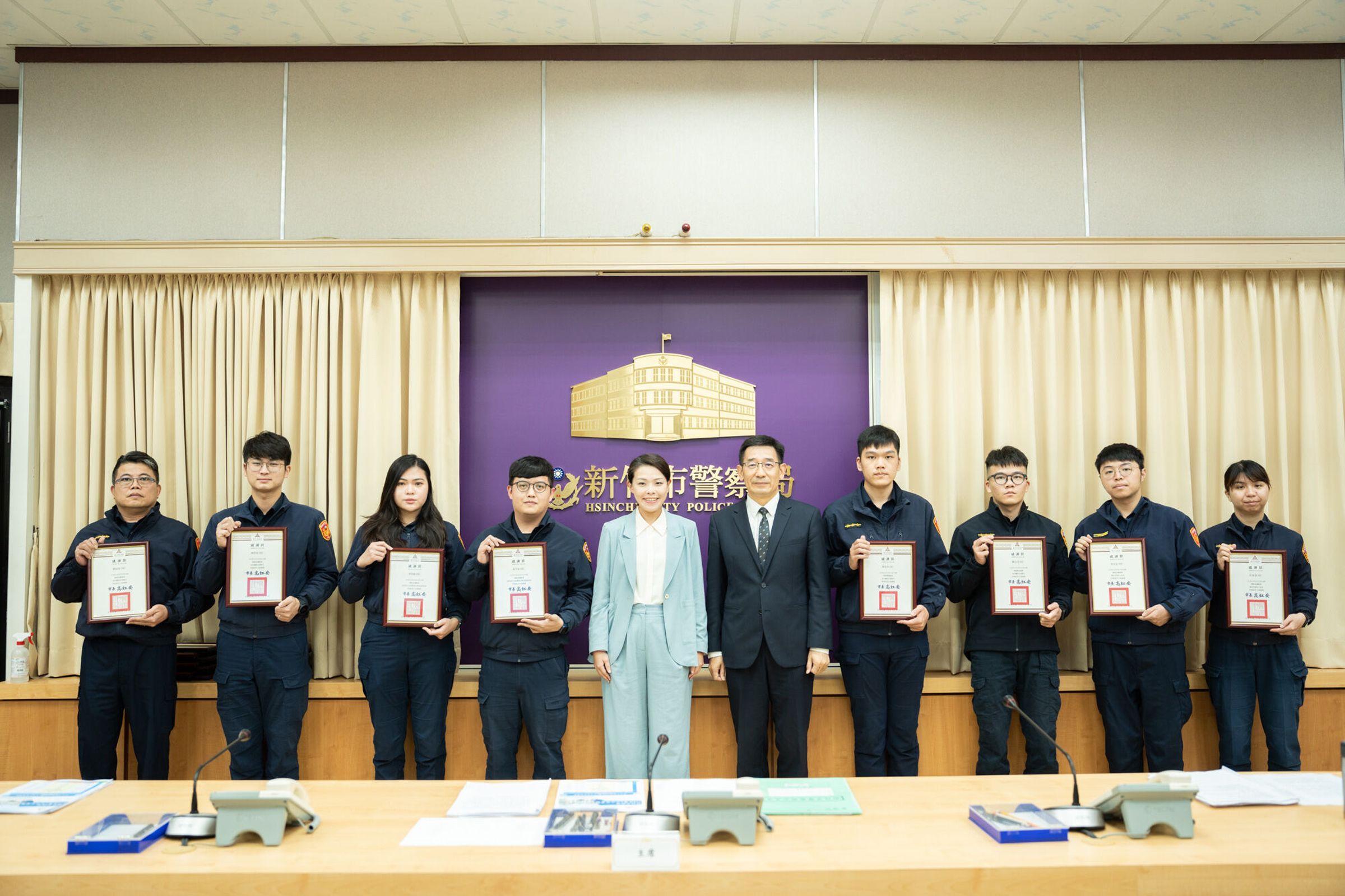 新竹市警察局長邱紹洲（右5）2天前履新，今召開首場治安會報，市長高虹安（左5）也出席。（新竹市政府提供）