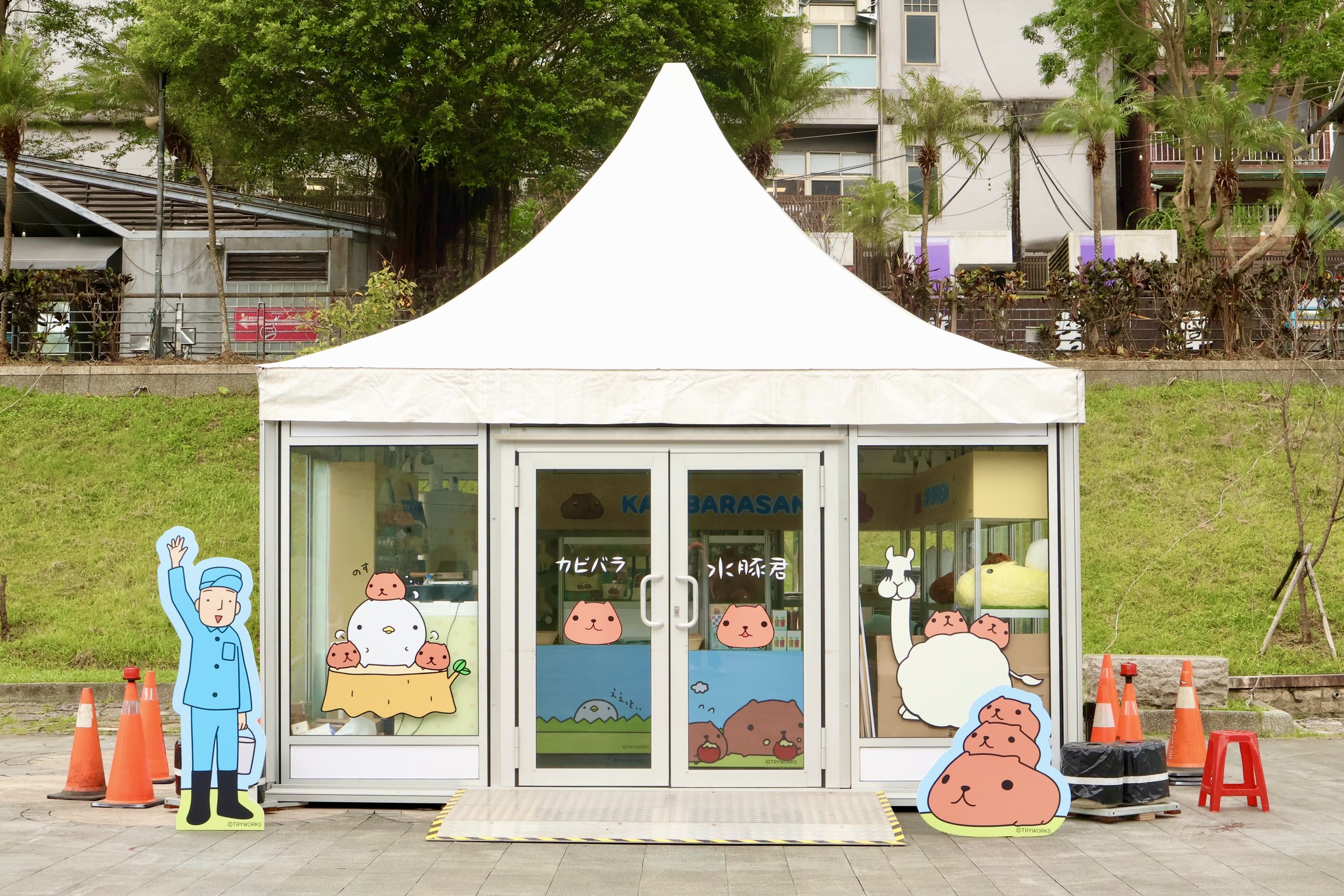 碧潭地景裝置展出期間，週末假期推出「水豚君快閃店」，限量碧潭周邊商品與特色點心。（新北市政府觀光旅遊局提供）