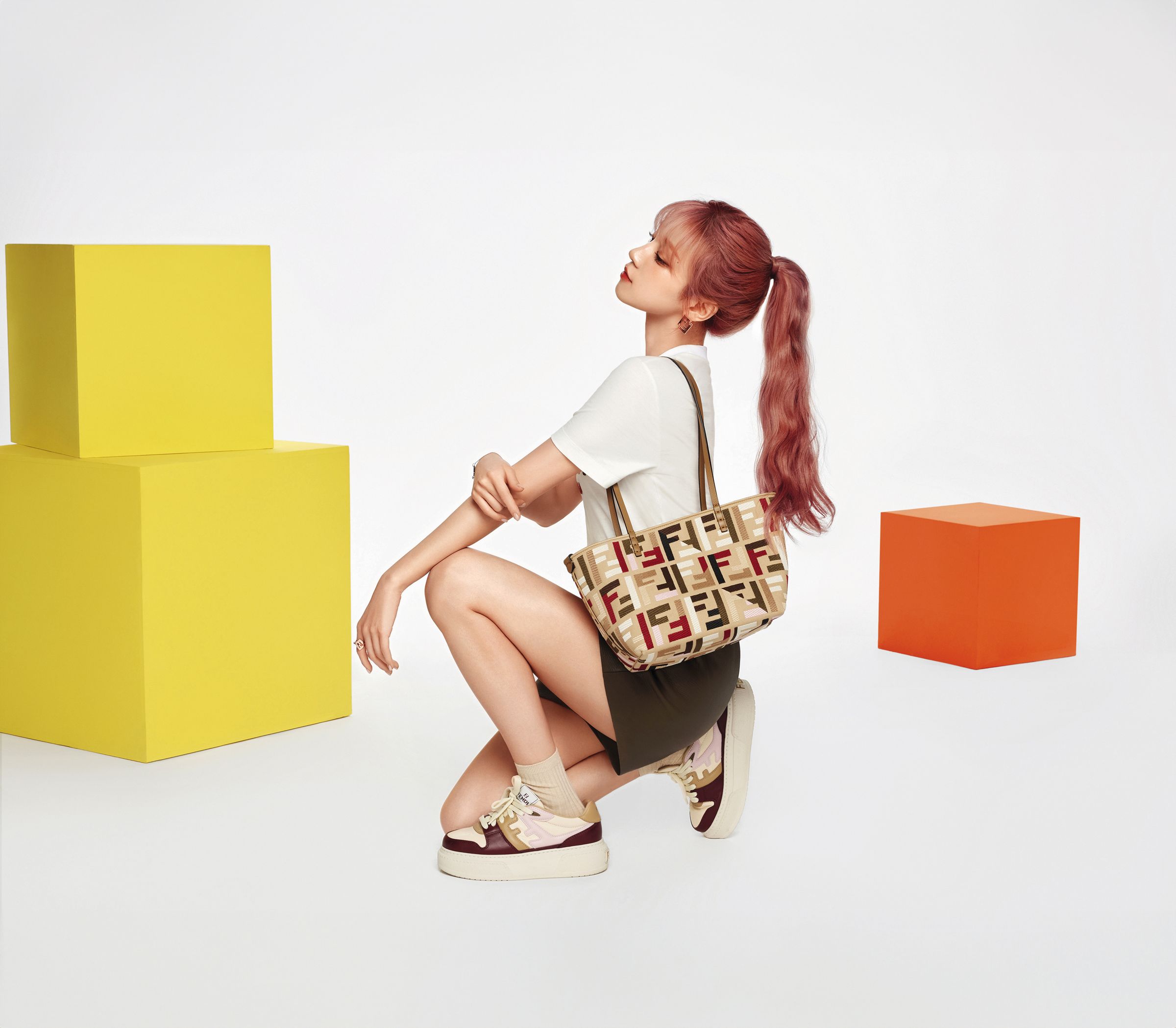 FENDI 2024七夕情人節限定系列邀請品牌大使宋雨琦演繹廣告大片。七夕情人節限定系列多彩logo購物包（小），NT$55,200。（FENDI提供）