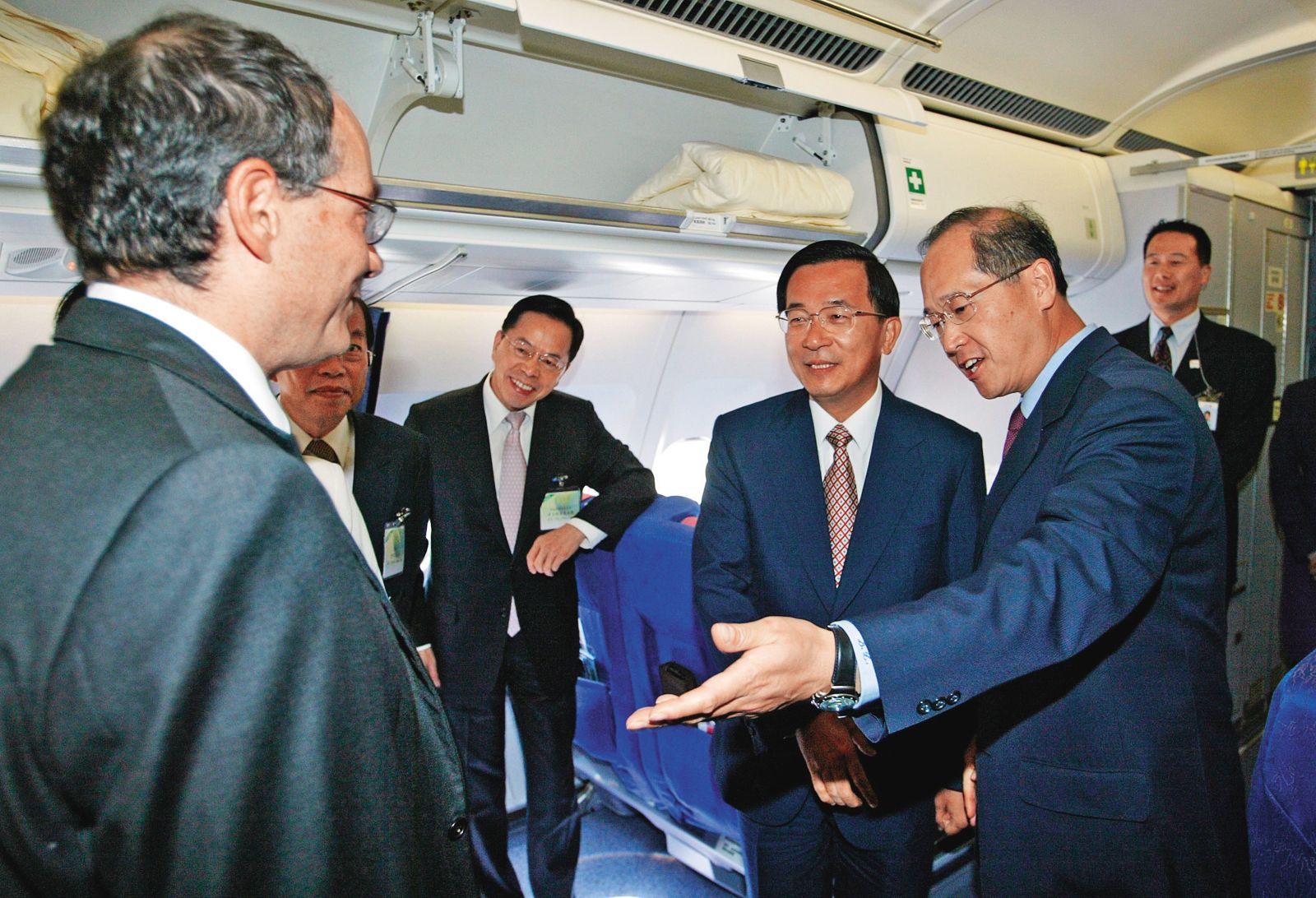 2004年陳水扁(前右二)總統專機抵達夏威夷,時任駐美代表的李大維(前右)帶著當時的夏威夷代州長Mark J. Bennett(左),登上專機會面。(聯合知識庫)