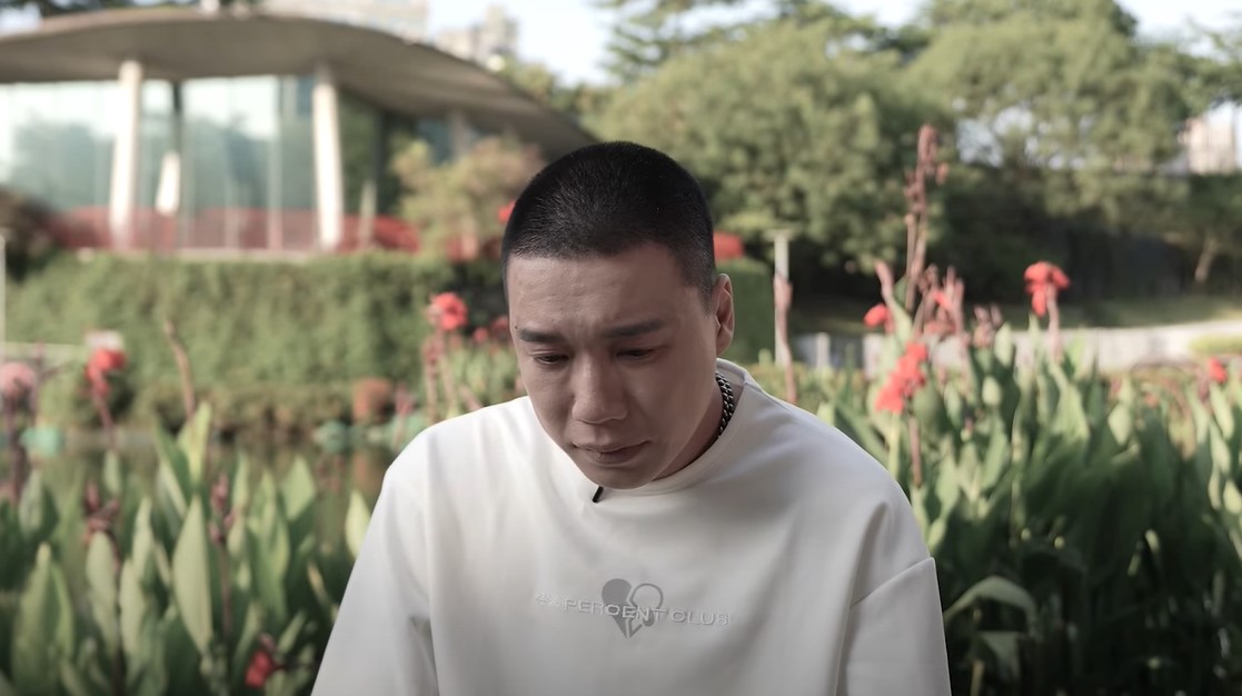 Toyz YT頻道今晚釋出他在今年5月16日入獄服刑前的自白影片，片中Toyz一度哽咽拭淚。（翻攝自Toyz YT頻道）