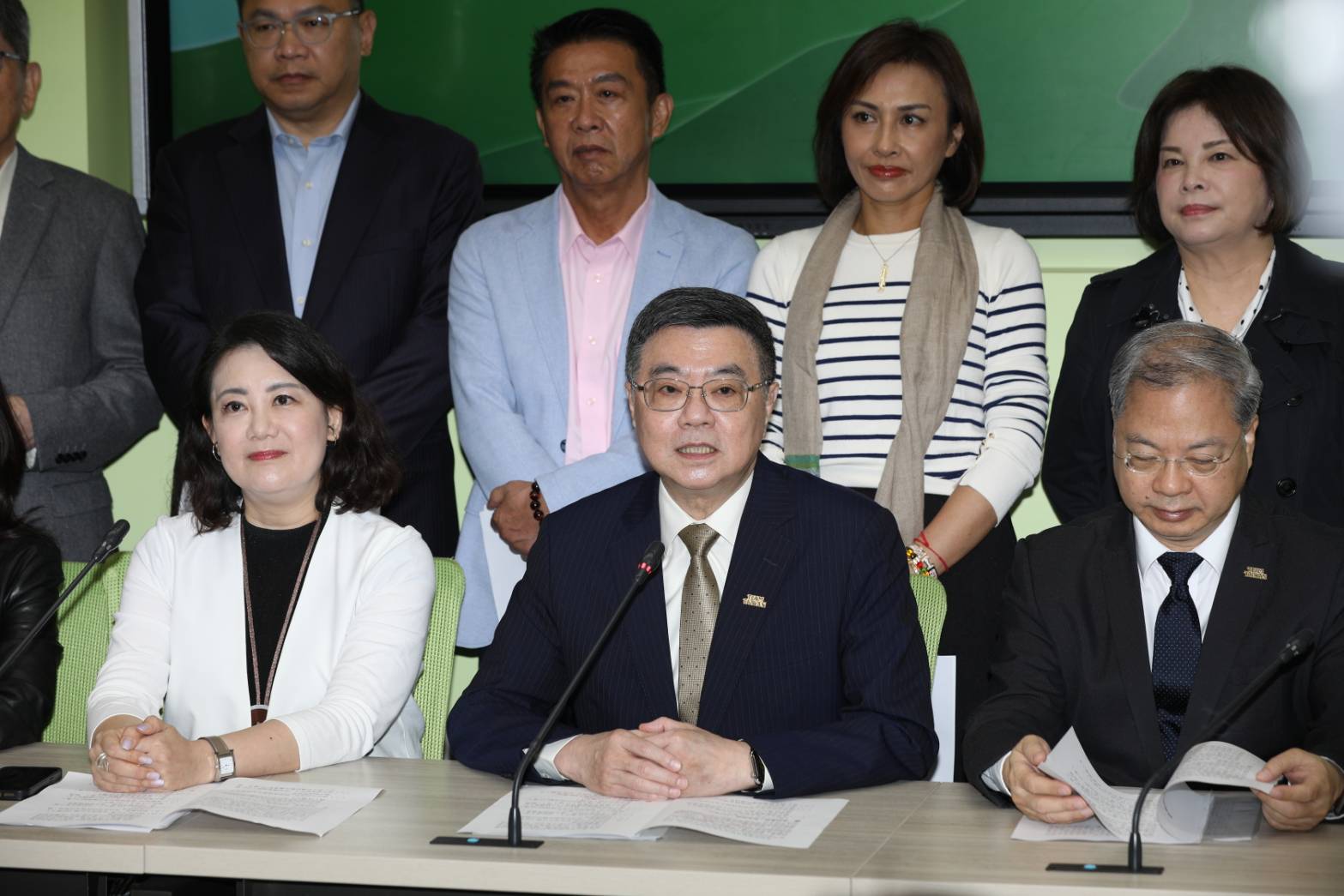 卓揆拜會民進黨團，爭取4,100億元特別預算。（鏡報新聞網）