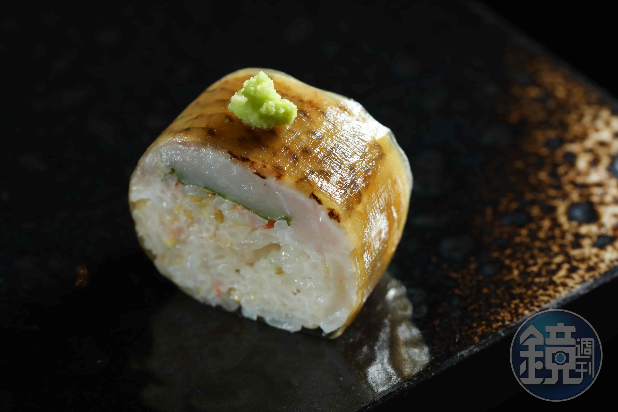 敷著白板昆布面膜的「紅喉棒壽司」帶有甜味，原來關西風的壽司也有著台南魂。