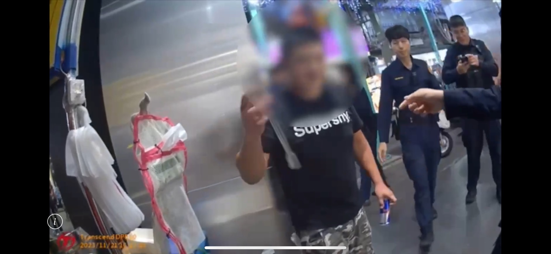 警方到場後制止趙男,並要他交出傷人的鐵夾。(翻攝畫面)