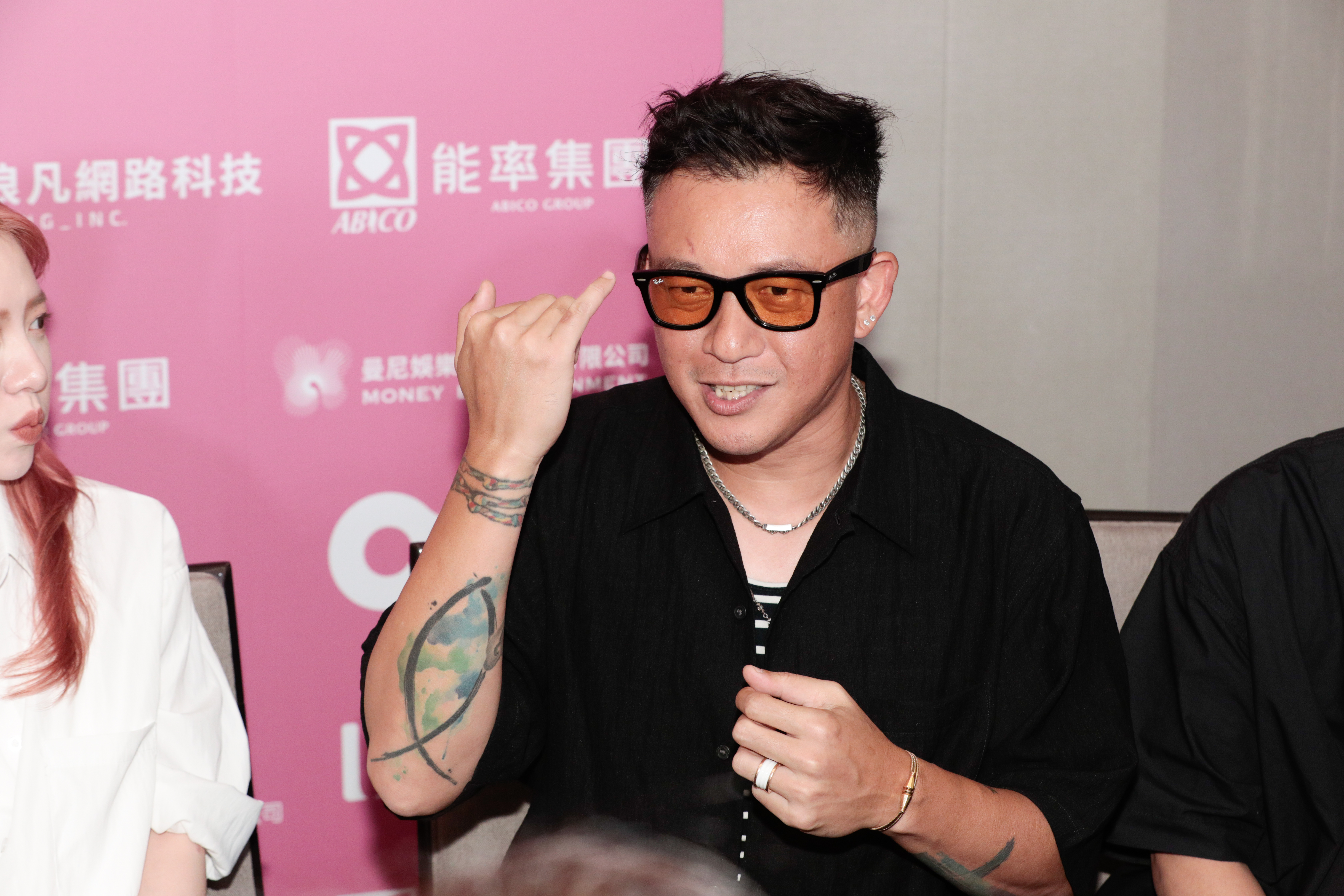 白吉勝的眼睛上方有道明顯疤痕，是在他拍一場打戲時不慎劃傷，最後縫了6、7針。