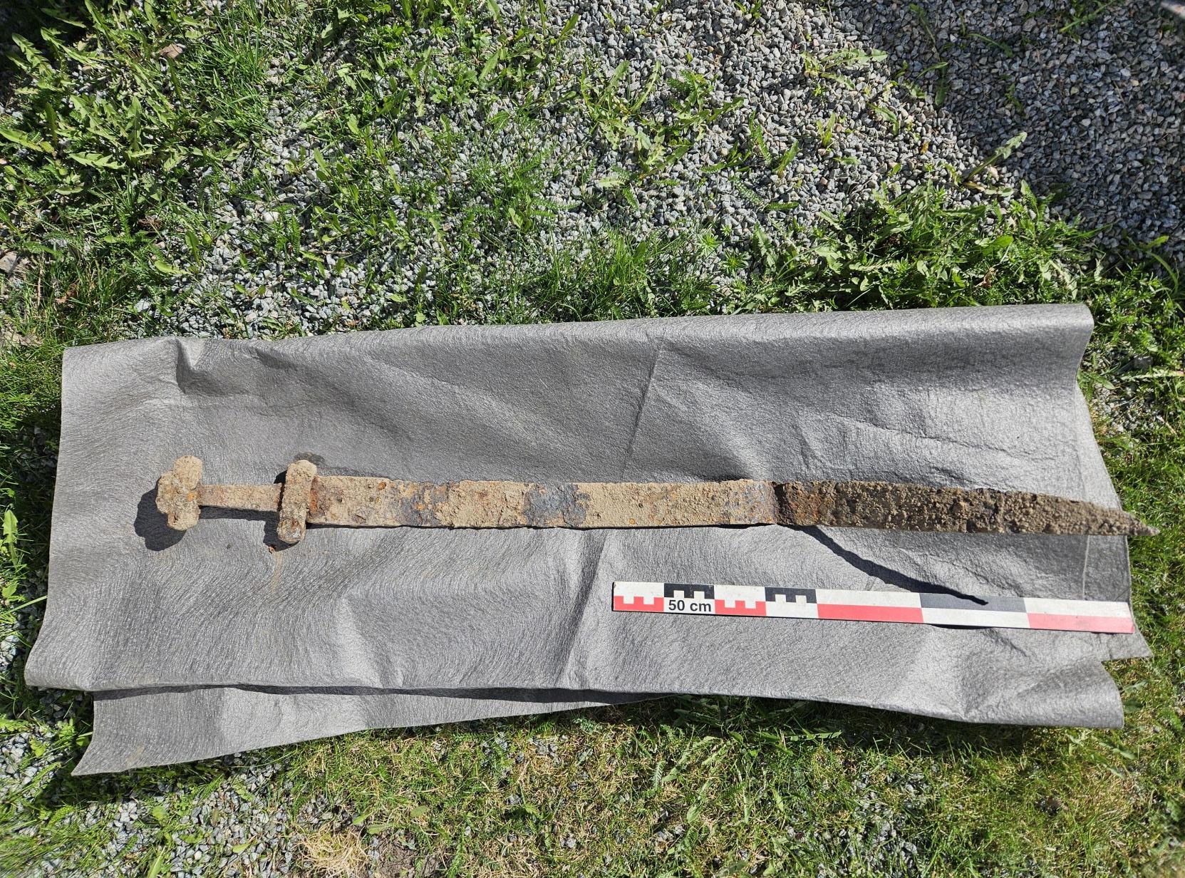 挪威6歲男童在校外教學時,意外發現一把距今約1300年的古代單刃劍,經考古學家鑑定後,確認年代早於維京時代。(翻攝Kulturarv i Innlandet臉書)