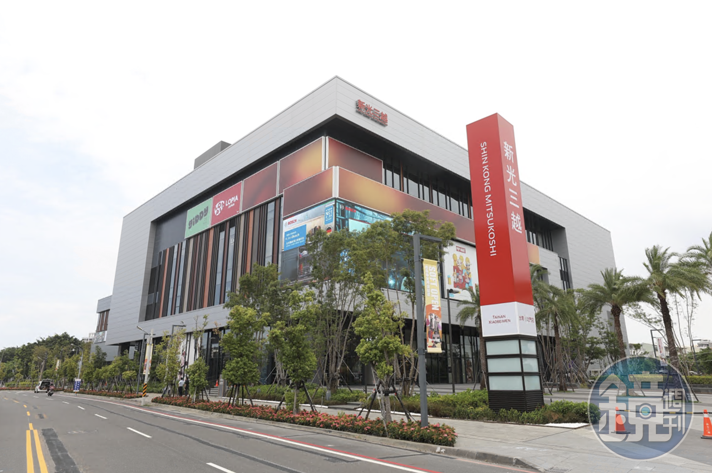 新光三越台南小北門店今日開放試營運,在11,000坪的中型百貨空間,打造「比社區百貨更潮」的遊逛體驗。