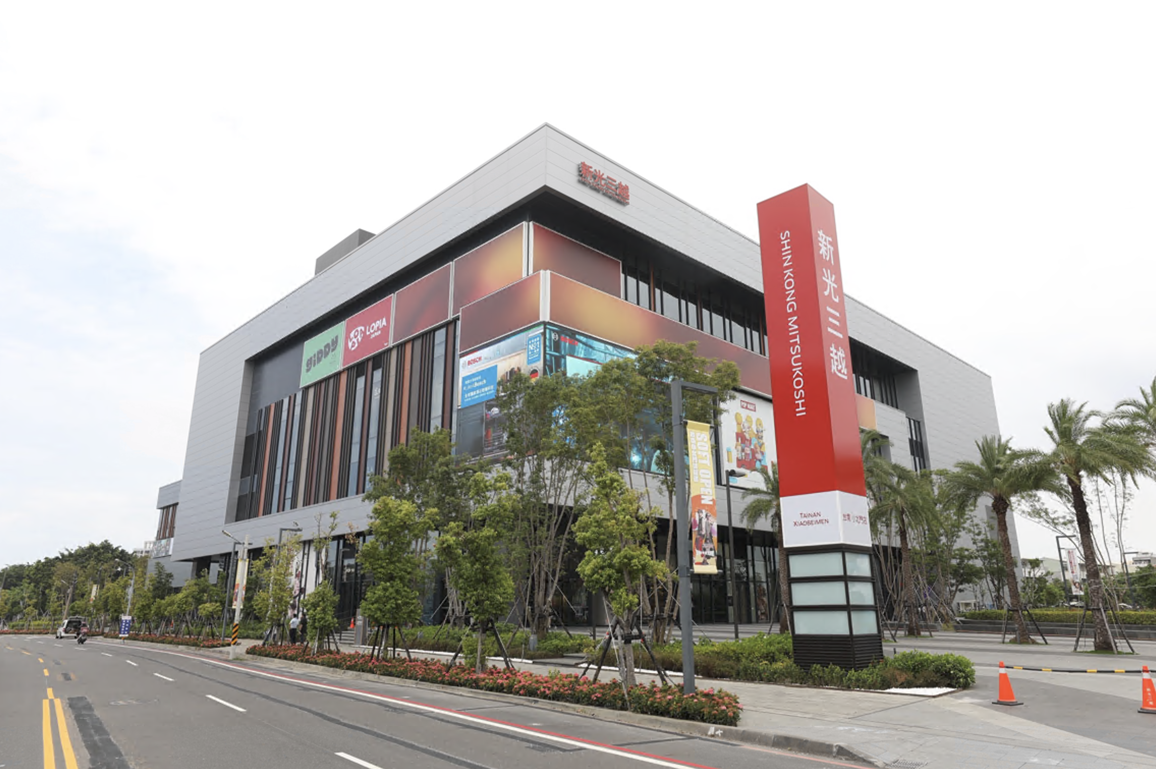 新光三越台南小北門店今日開放試營運，在11,000坪的中型百貨空間，打造「比社區百貨更潮」的遊逛體驗。