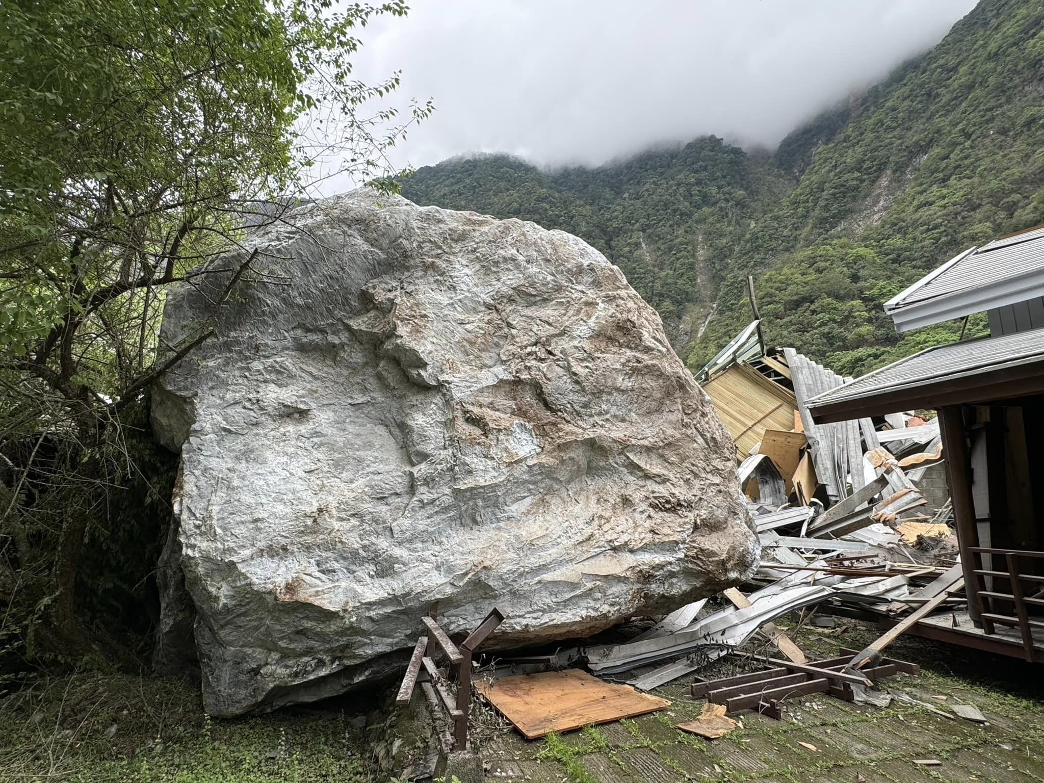 位於太魯閣布洛灣部落的山月村，因強震衝擊、太魯閣國家公園無限期封閉與合約到期，被迫提前解約結束營業、資遣約40名員工。（翻攝自太魯閣山月村臉書）