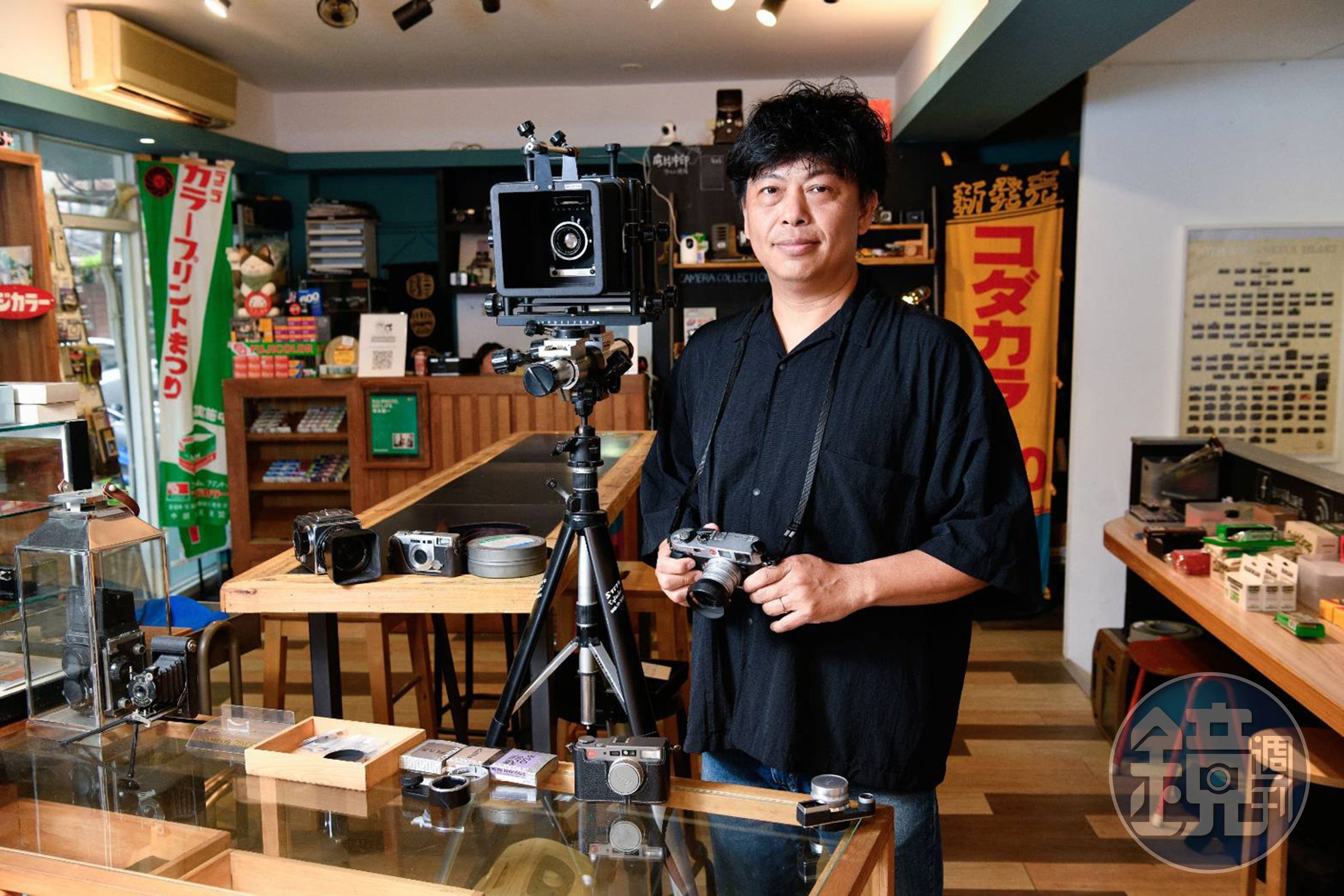 葉仁傑原是報社攝影記者,從底片相機拍到數位相機,因紙媒沒落、職涯面臨轉型時,決定離開舒適圈,創業開設底片相機專賣店。
