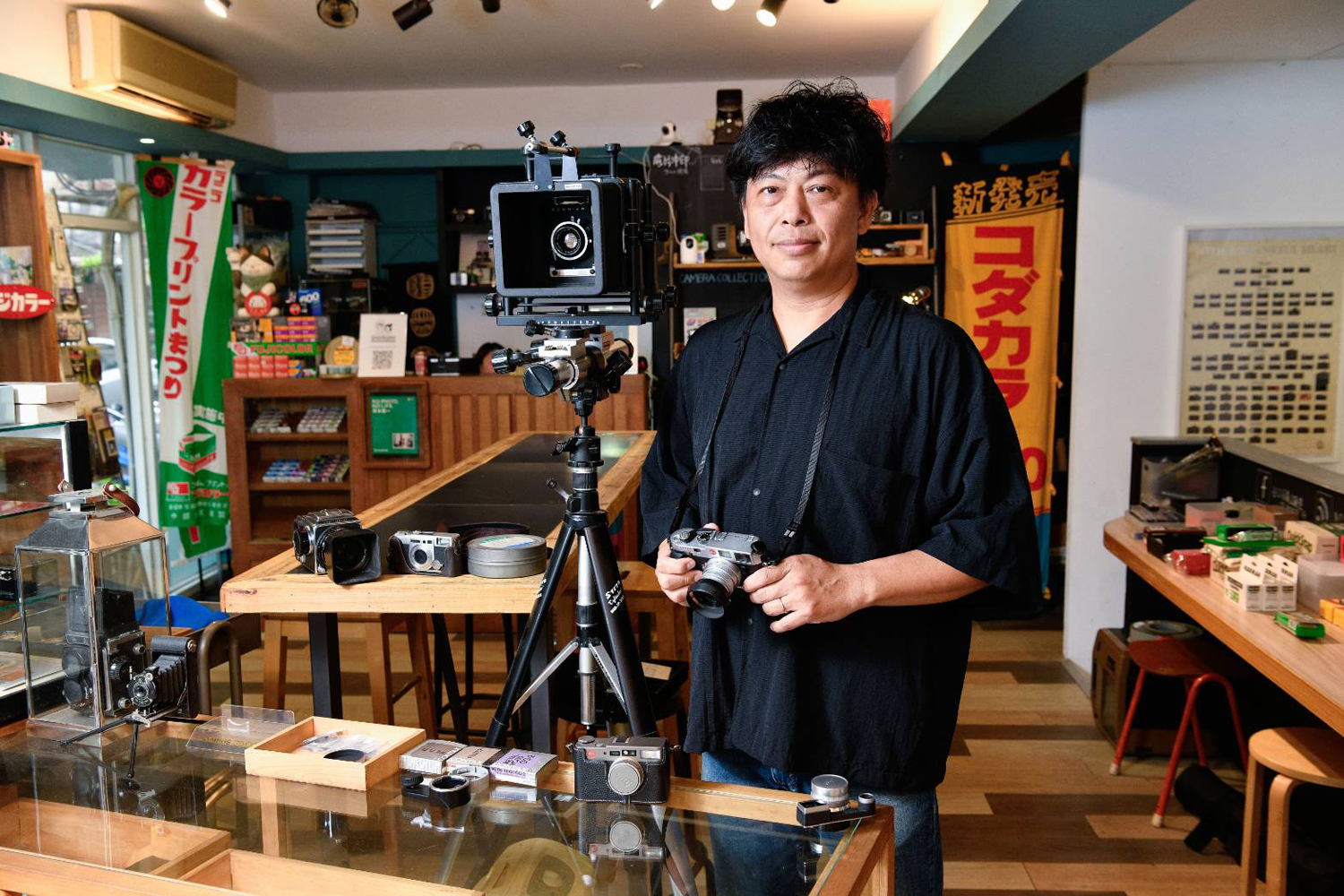 葉仁傑原是報社攝影記者,從底片相機拍到數位相機,因紙媒沒落、職涯面臨轉型時,決定離開舒適圈,創業開設底片相機專賣店。