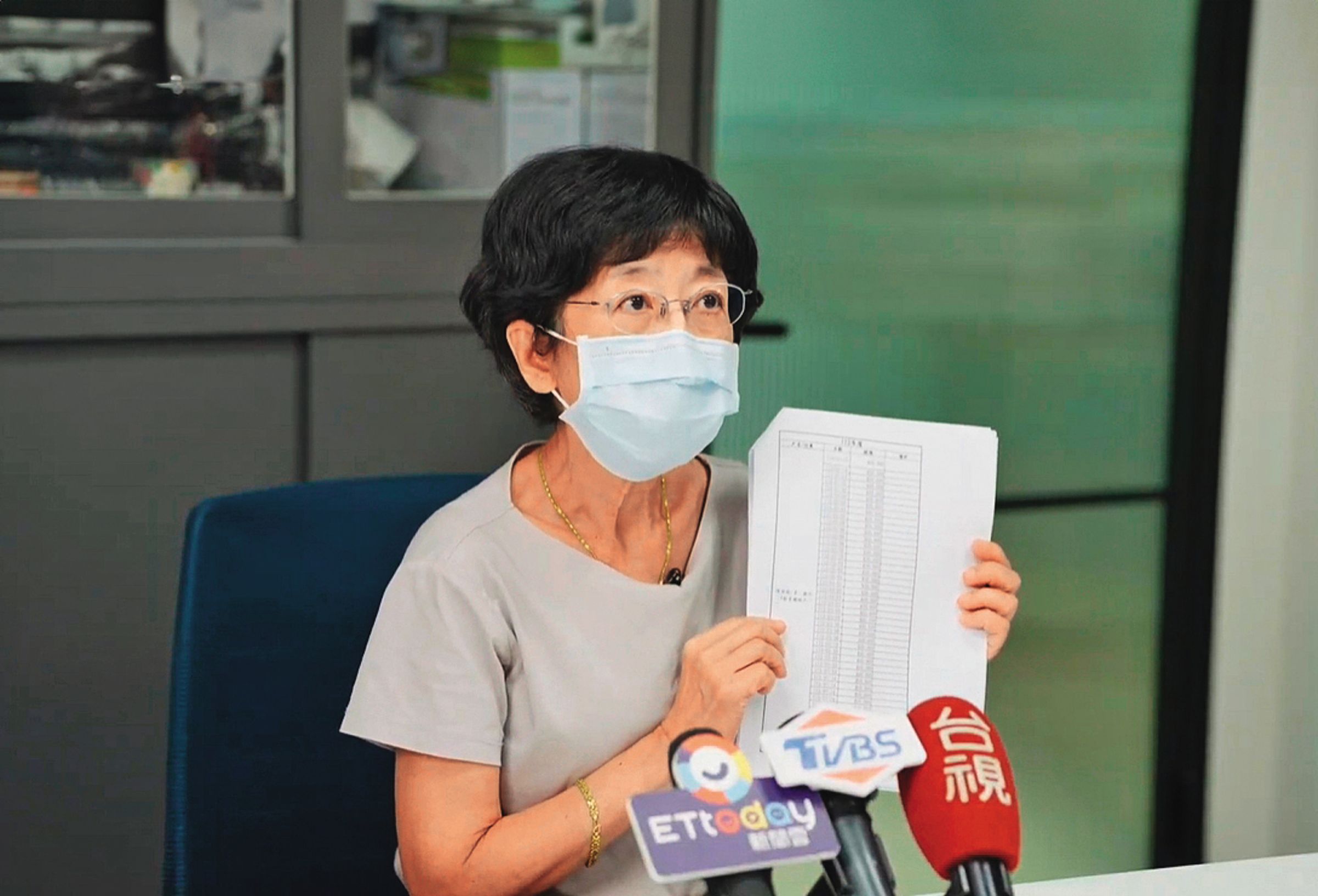 陳佩琪只找特定媒體試圖說明金流,疑點仍未講清楚,令外界砲轟連連。(民眾黨提供)