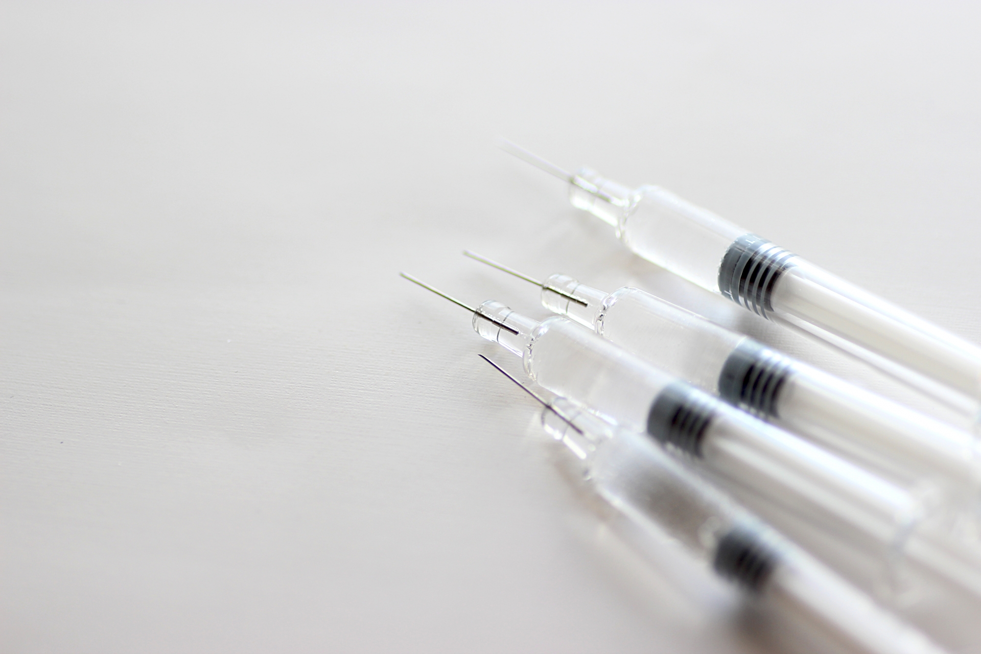 台北市一名員警在執行搜索任務時，不慎遭嫌犯使用過的毒品針頭刺傷。（示意圖，photoAC）