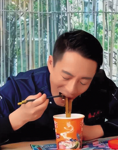 煉蠱美食3 :麻六記酸辣粉。中國大陸食品安全網報導,所添加的銨明礬攝取過量恐造成智商下降,汪小菲親自證明…吼呷。(翻攝自汪小菲微博)