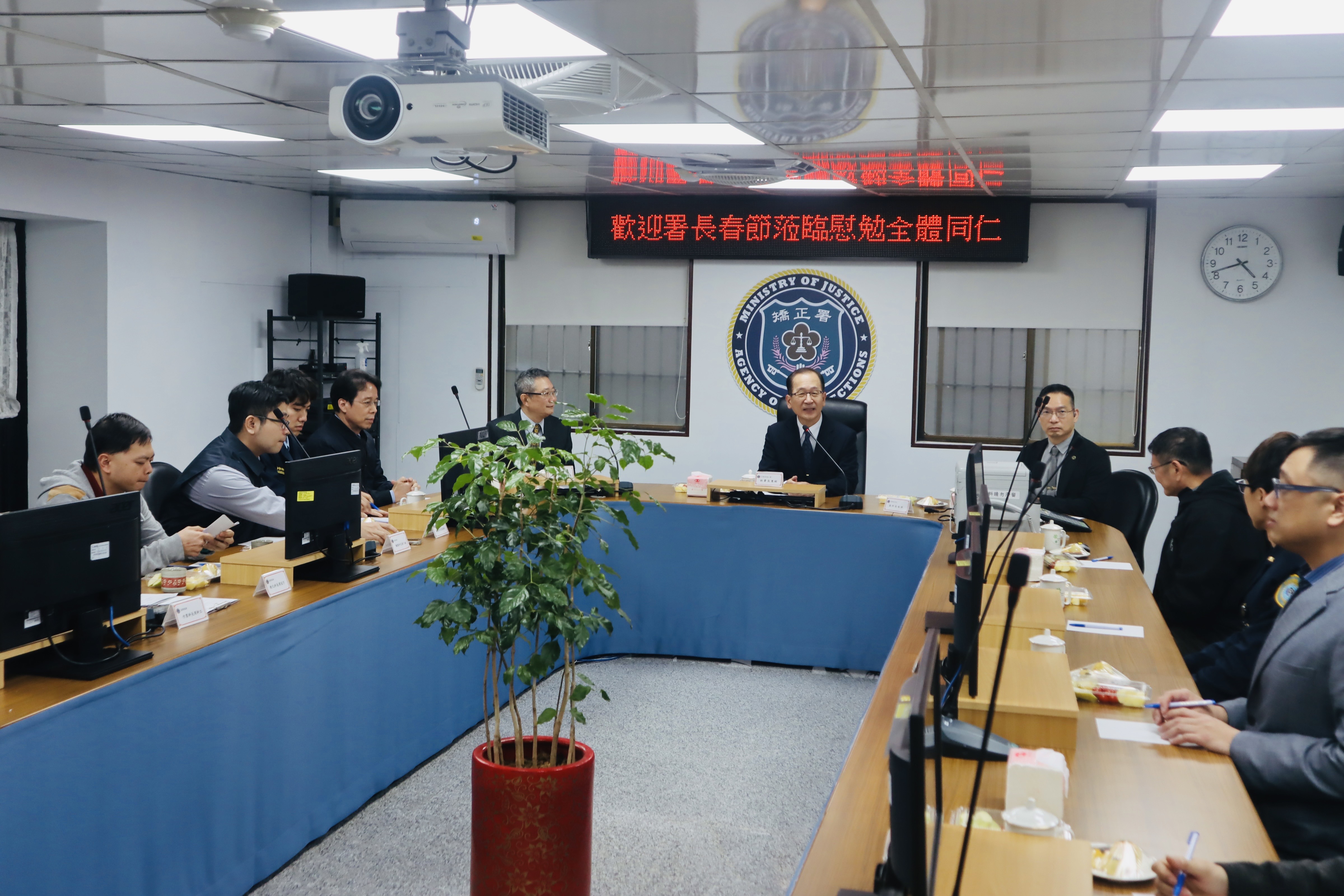 矯正署啟動「春節守護專案」，署長林憲銘（中）前往基隆監獄與看守所視察。（矯正署提供）