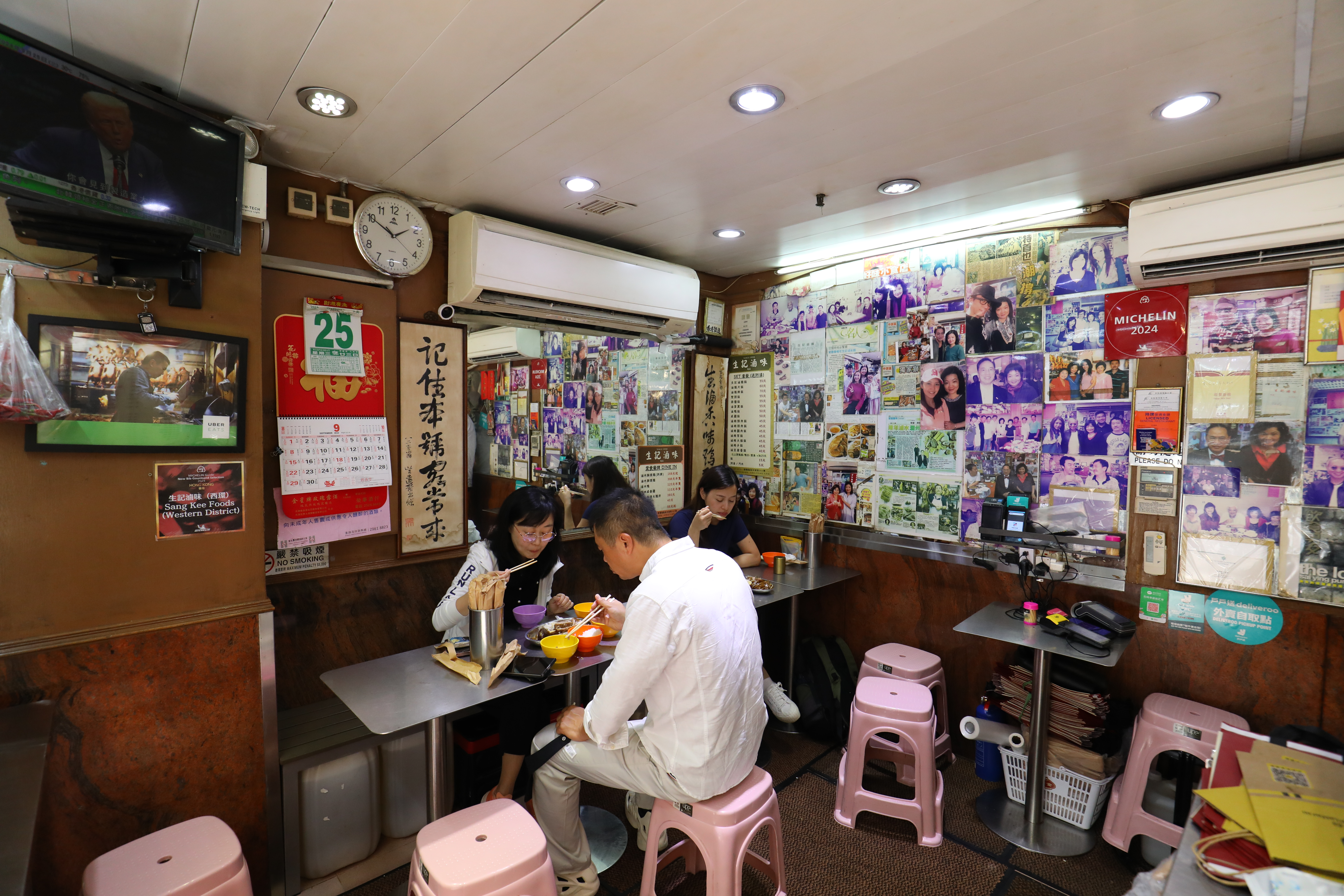 食堂用餐空間不大,想內用建議避開用餐時段前往。