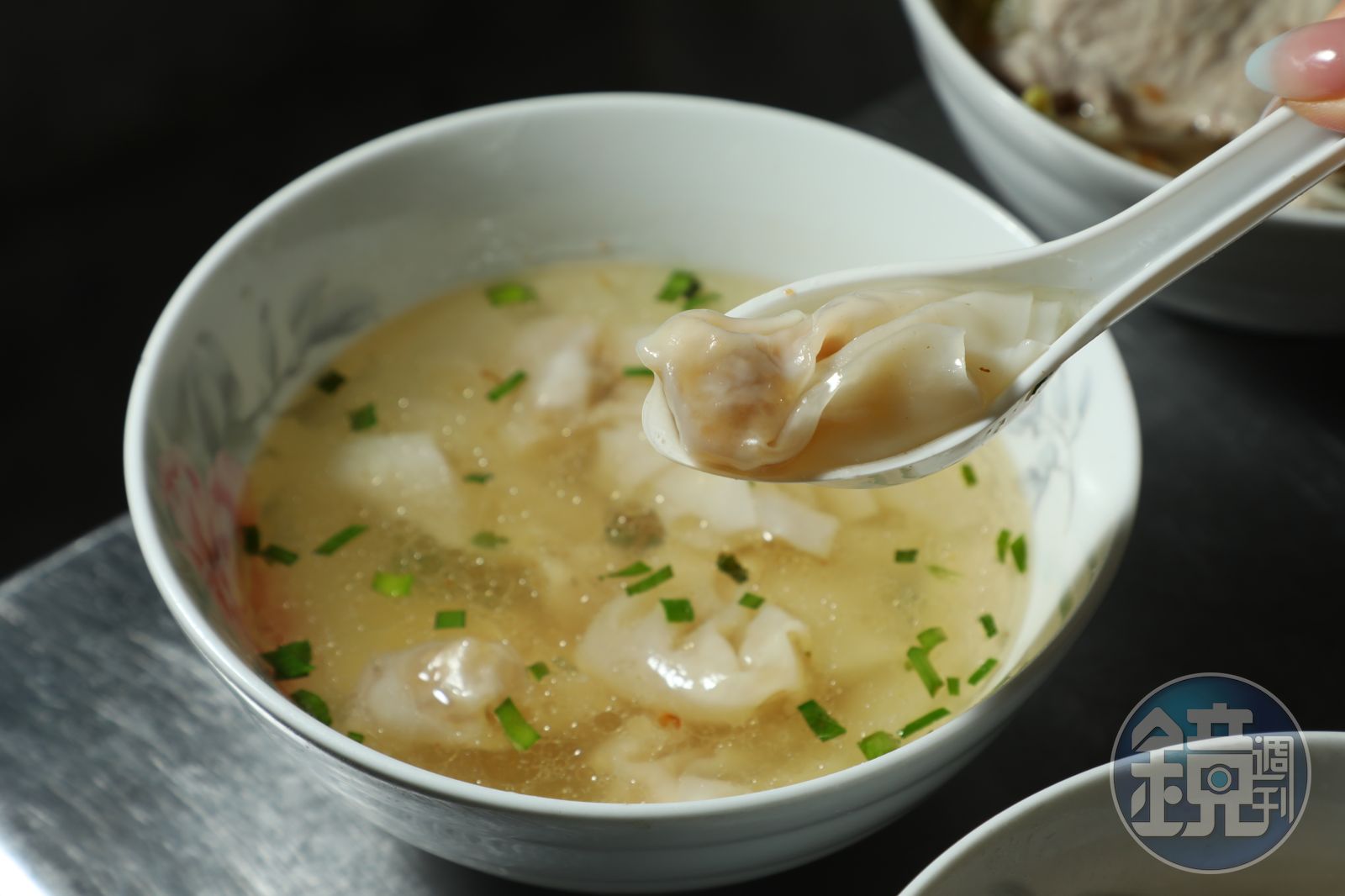 「餛飩湯」的油蔥超級香。（30元／碗）