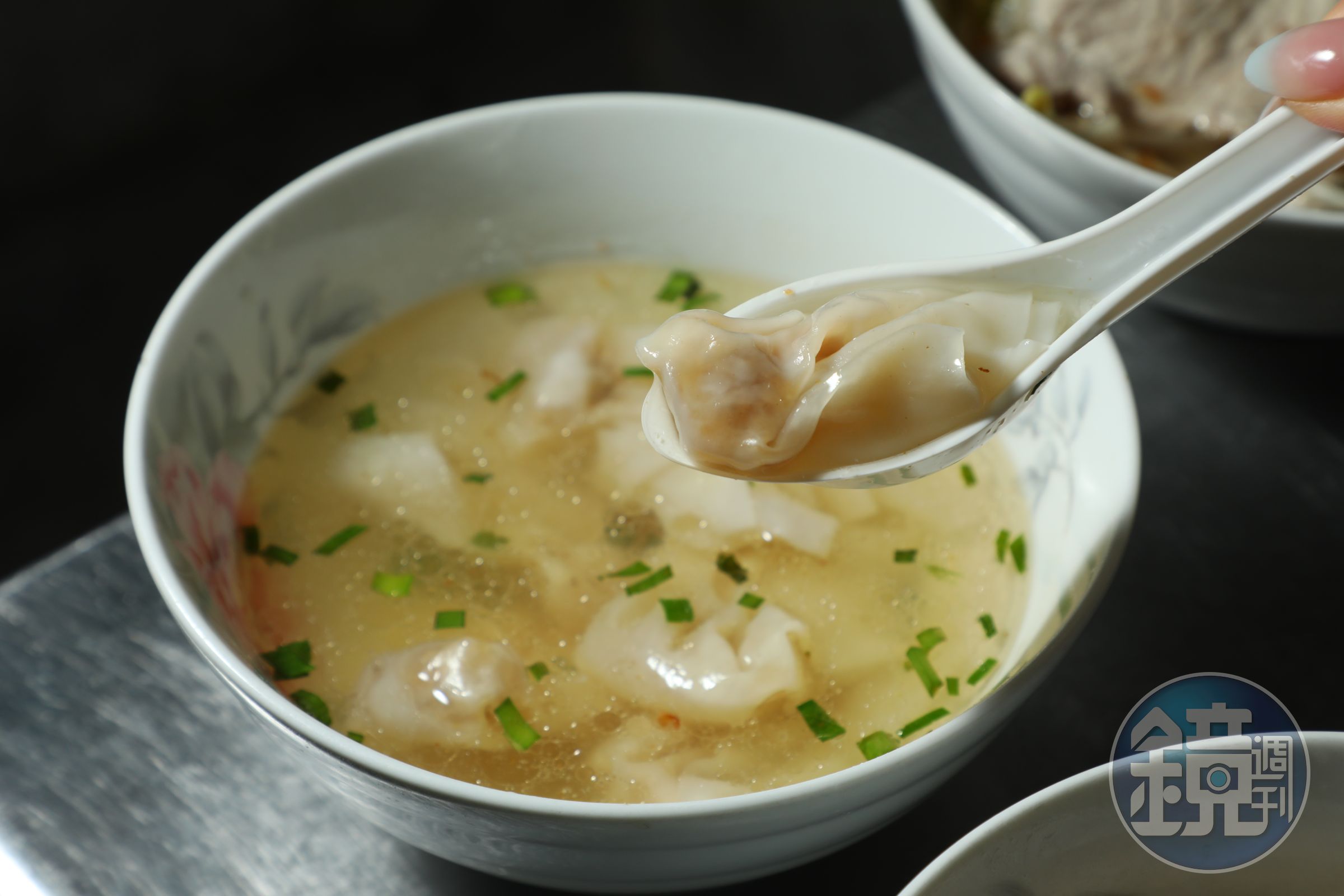 「餛飩湯」的油蔥超級香。（30元／碗）