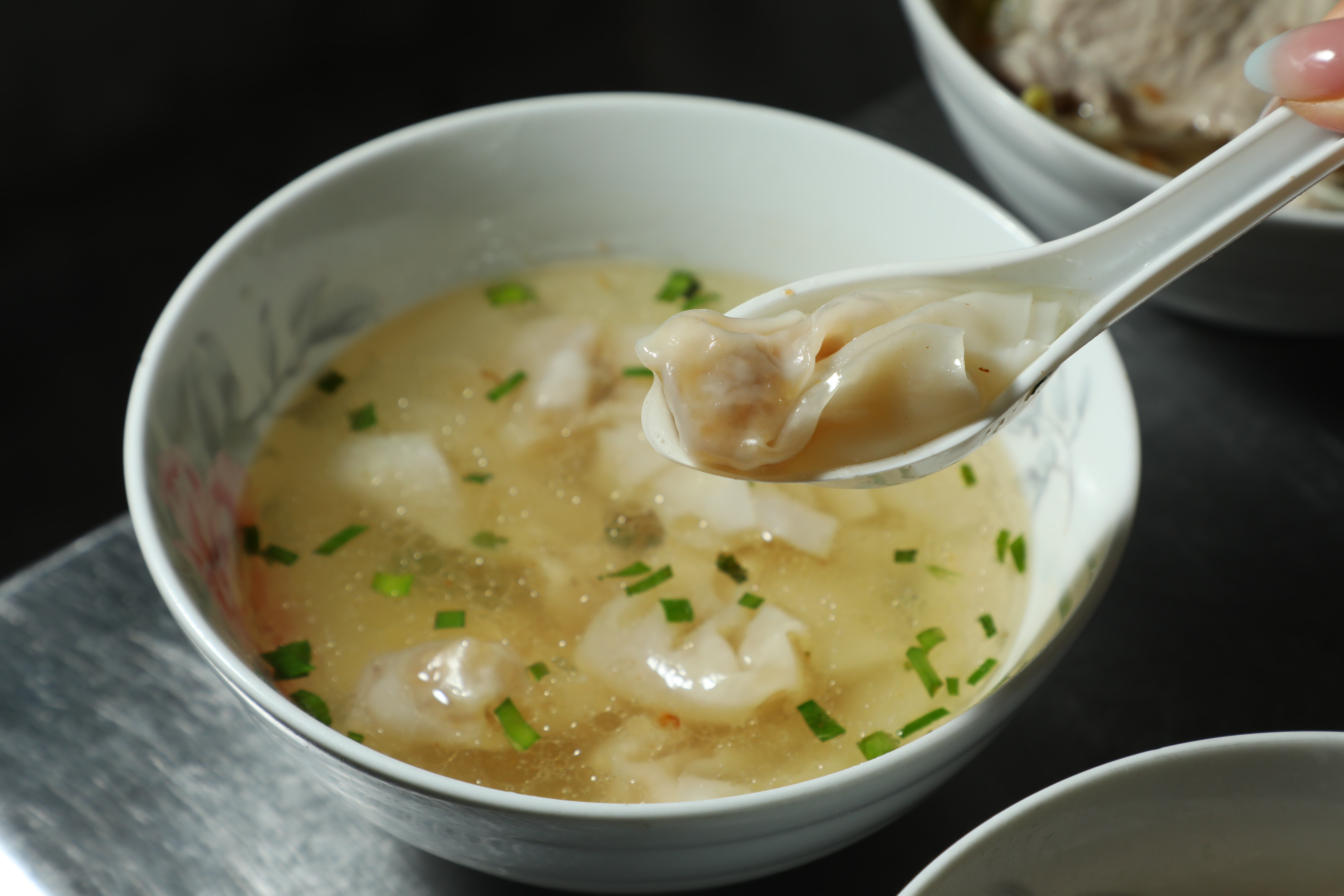 「餛飩湯」的油蔥超級香。（30元／碗）