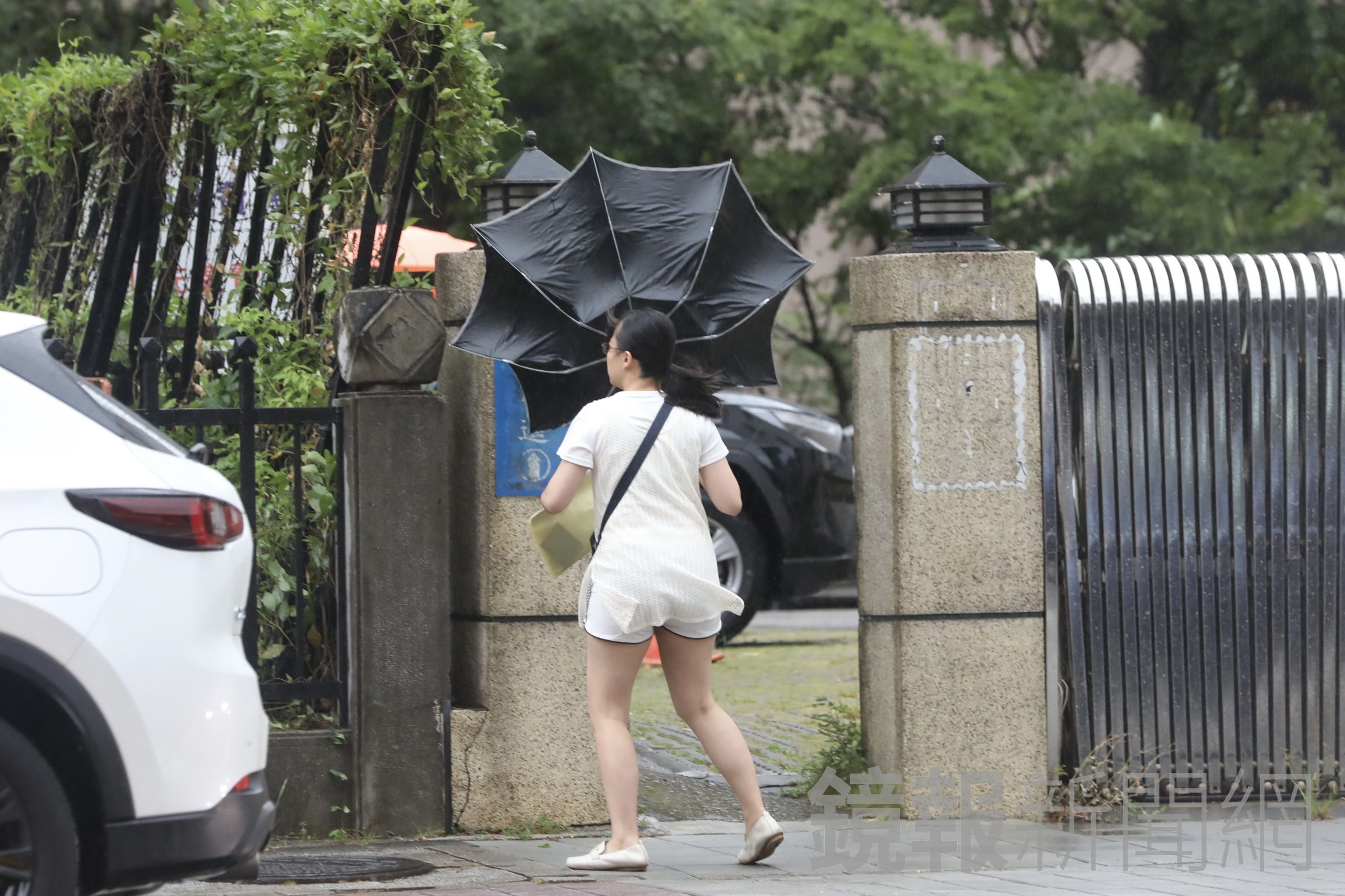 北台暴雨來襲「豪雨＋強風＋巨浪」齊發！6米巨浪海邊別靠近。（鏡報林煒凱攝）