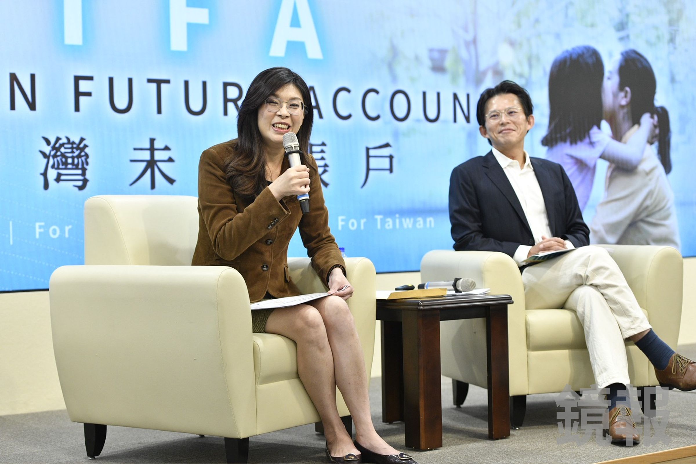 國民黨主席鄭麗文（左）昨天宣布，明年上半年打算去中國大陸見習近平的想法，她的表態曝光引發熱議。（鏡報李智為攝）