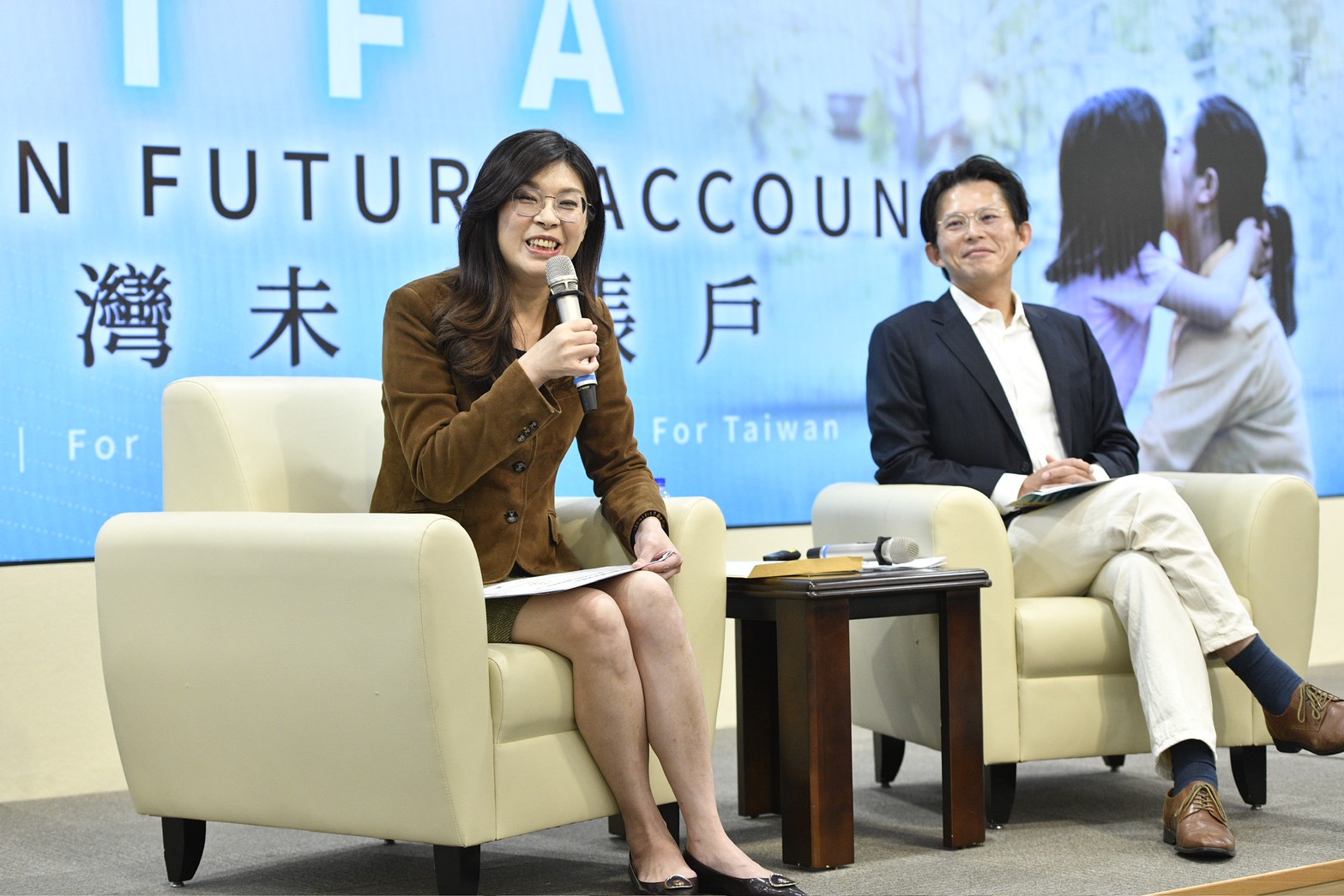 國民黨主席鄭麗文（左）昨天宣布，明年上半年打算去中國大陸見習近平的想法，她的表態曝光引發熱議。（鏡報李智為攝）