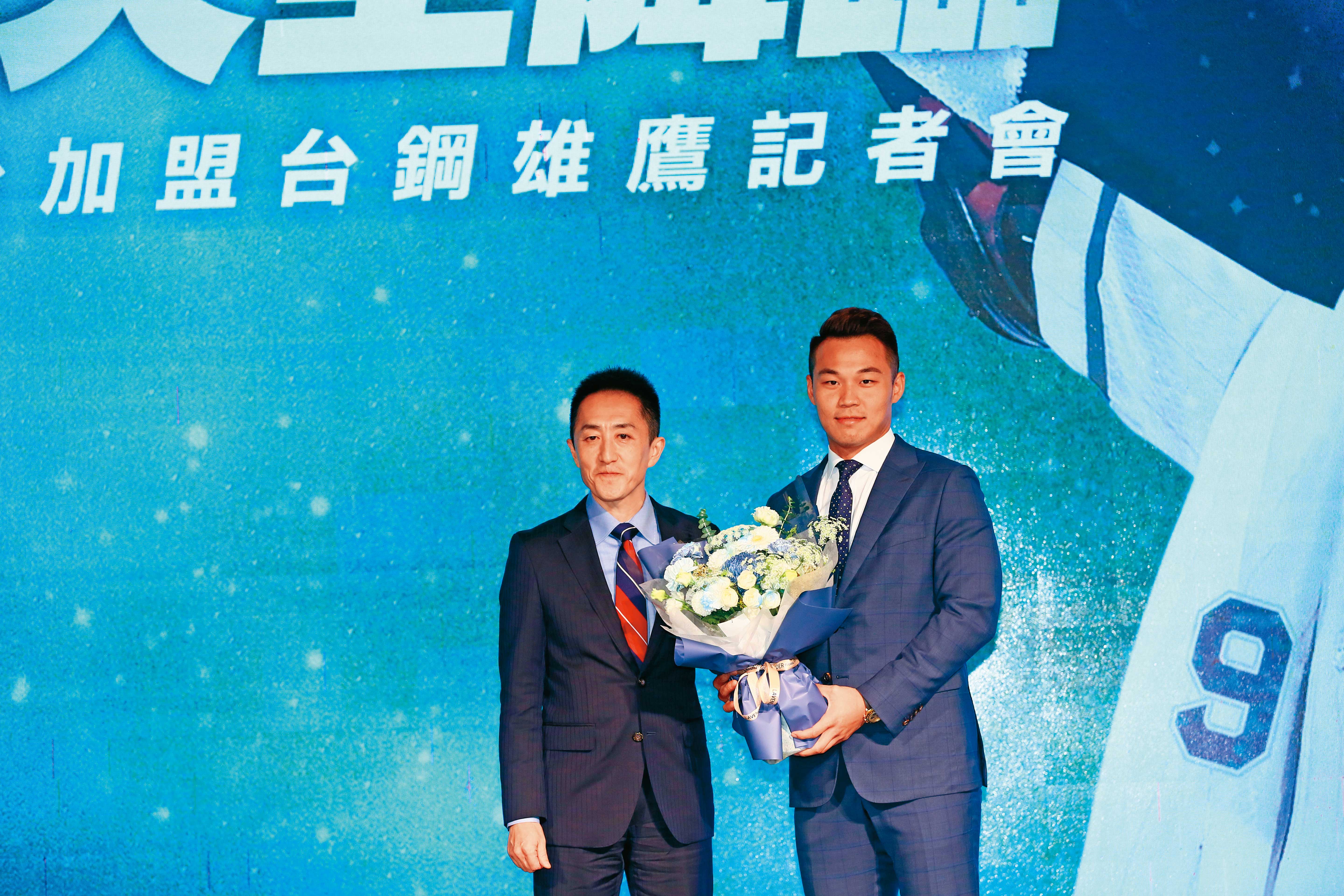 王柏融返台簽約加盟台鋼雄鷹隊,他力拚單季出賽破百場。原屬球隊日本北海道火腿鬥士統轄本部副本部長兼國際部長岩本賢一(左)特地來台送行。