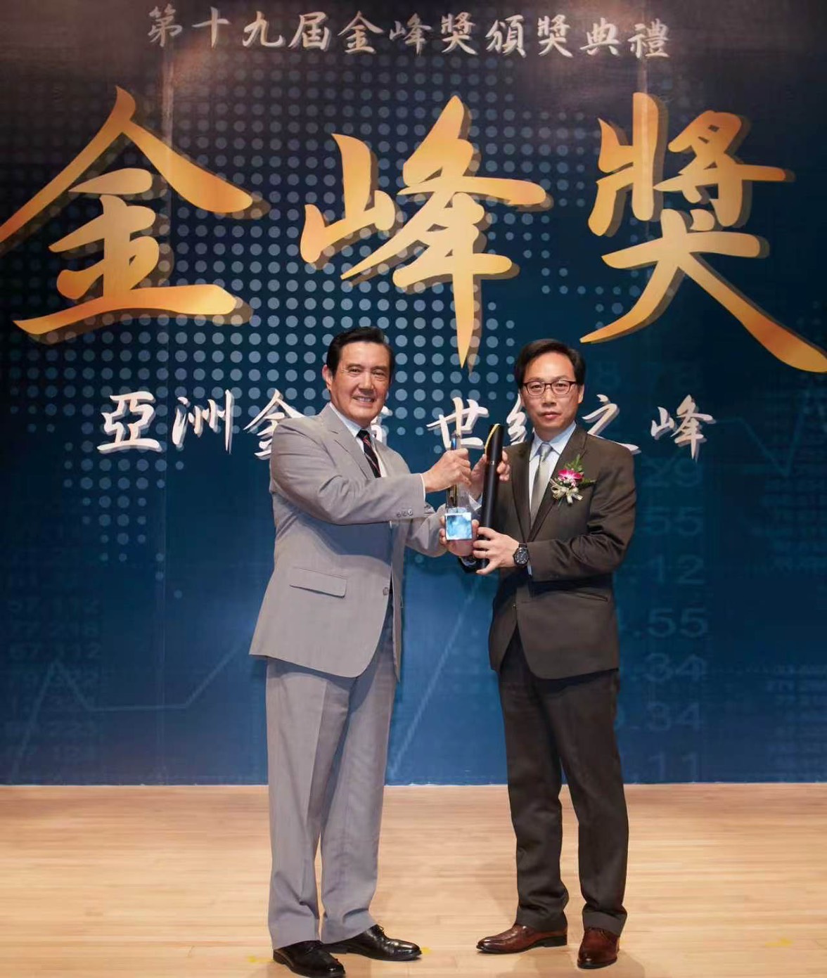 石文機創業前三年非常順遂，還拿過第19屆金鋒獎，由馬前總統頒獎。（和亞智慧提供）