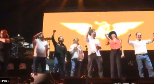 墨西哥總統大選造勢舞台突倒塌，驚悚影片曝光！釀9死50傷。（翻自X平台）