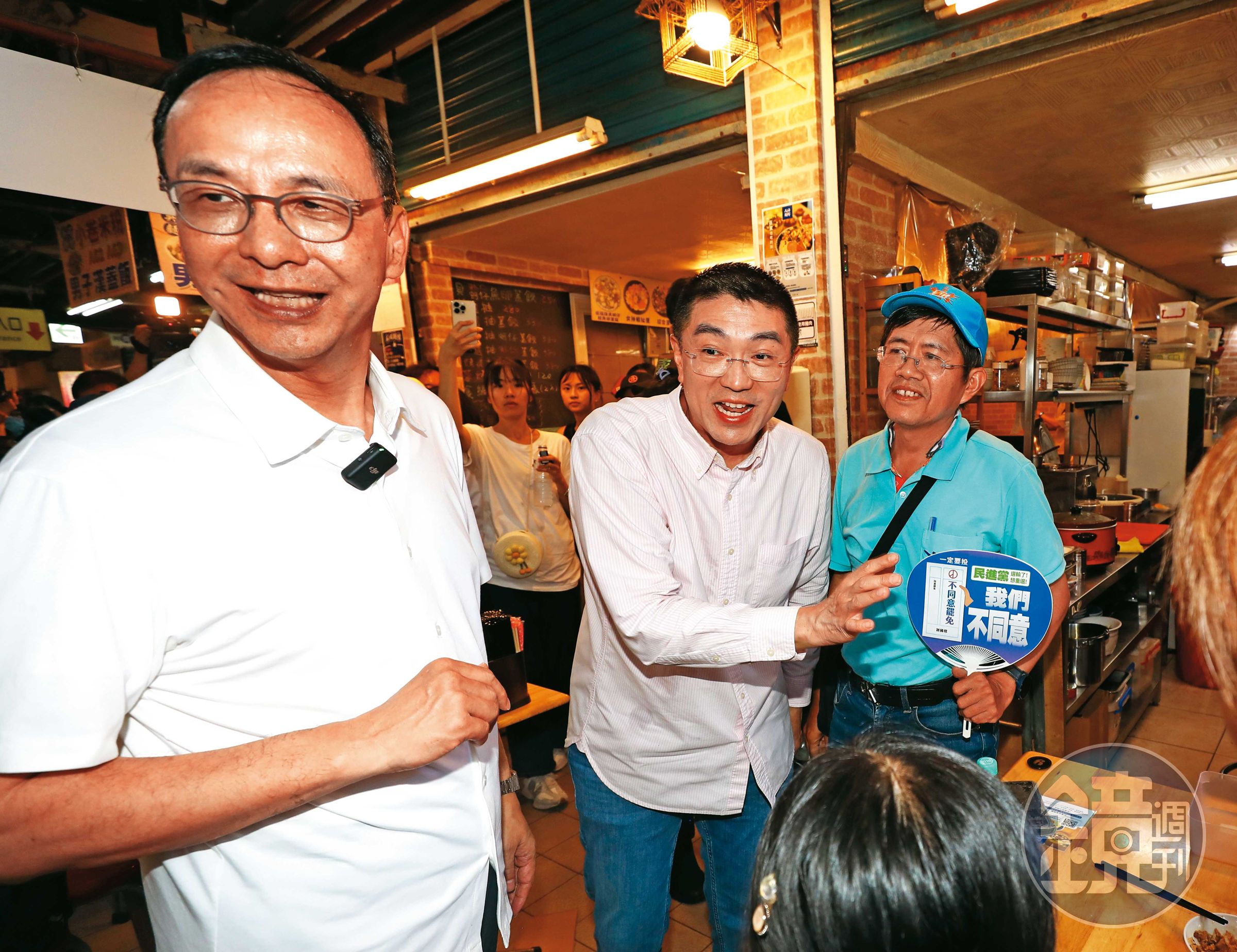 國民黨主席朱立倫（左）幾乎週週親赴基隆，替謝國樑（中）打氣加油。