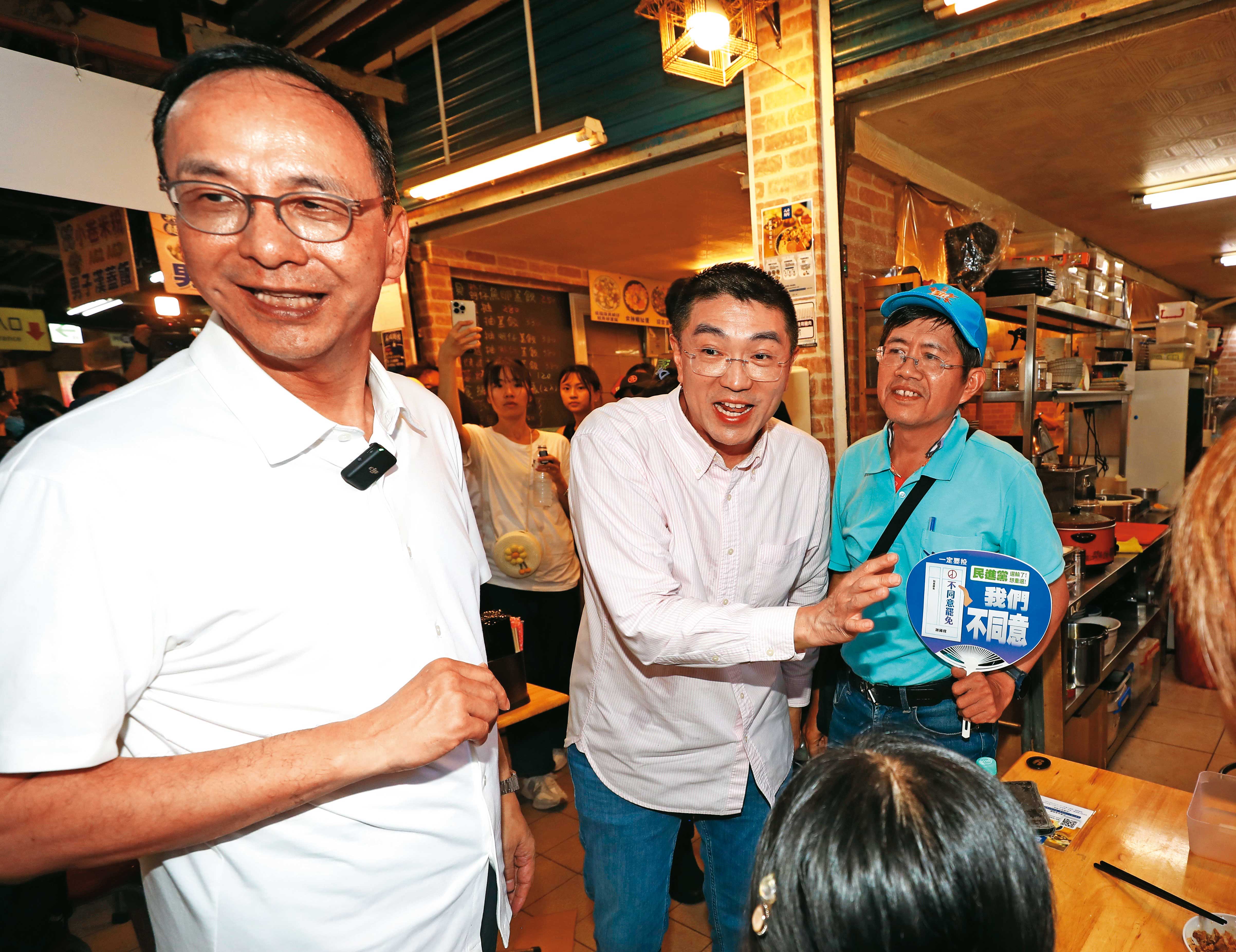 國民黨主席朱立倫（左）幾乎週週親赴基隆，替謝國樑（中）打氣加油。