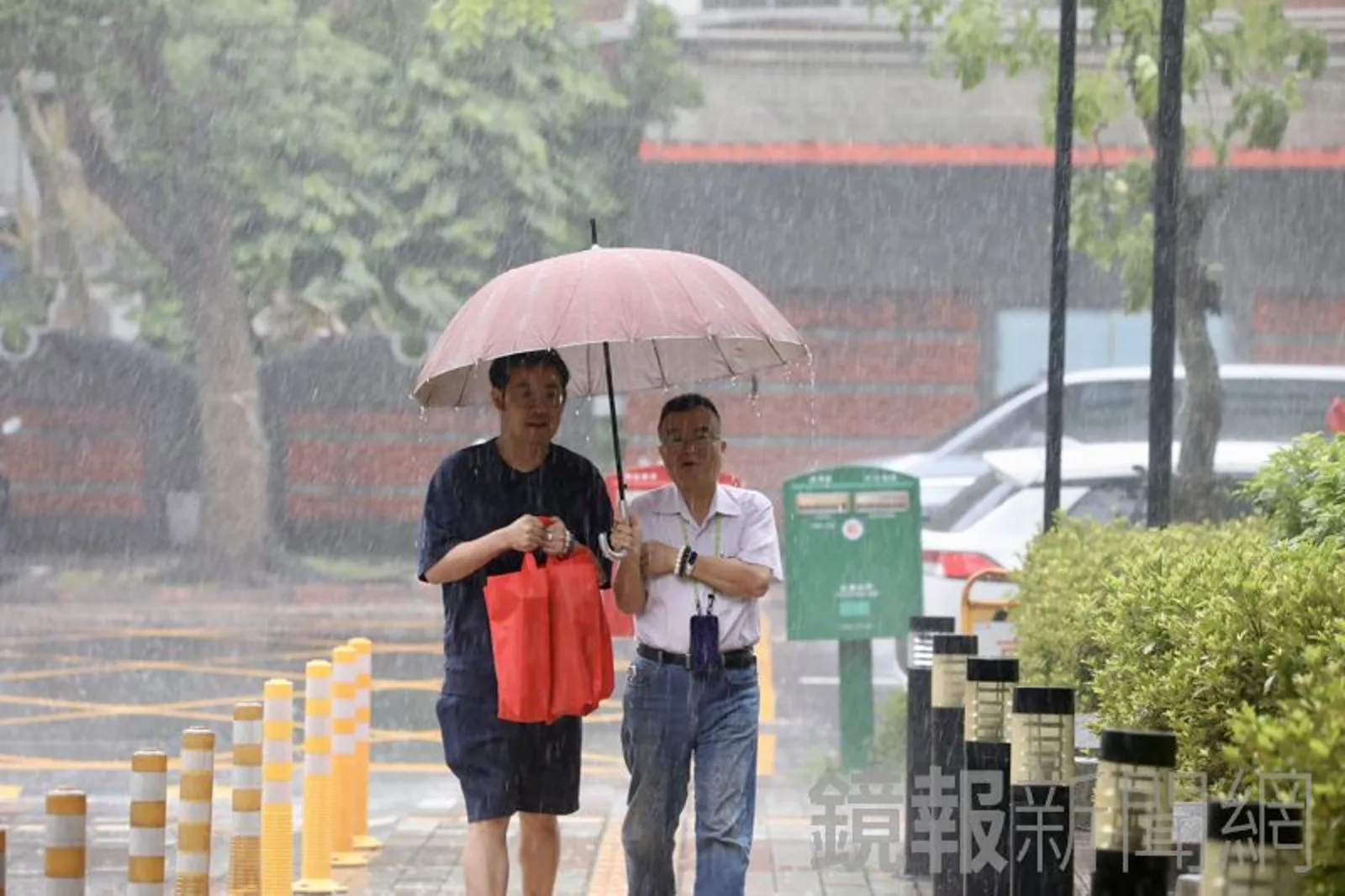 華南雲雨區東移「雨彈來襲」。（鏡報林煒凱）