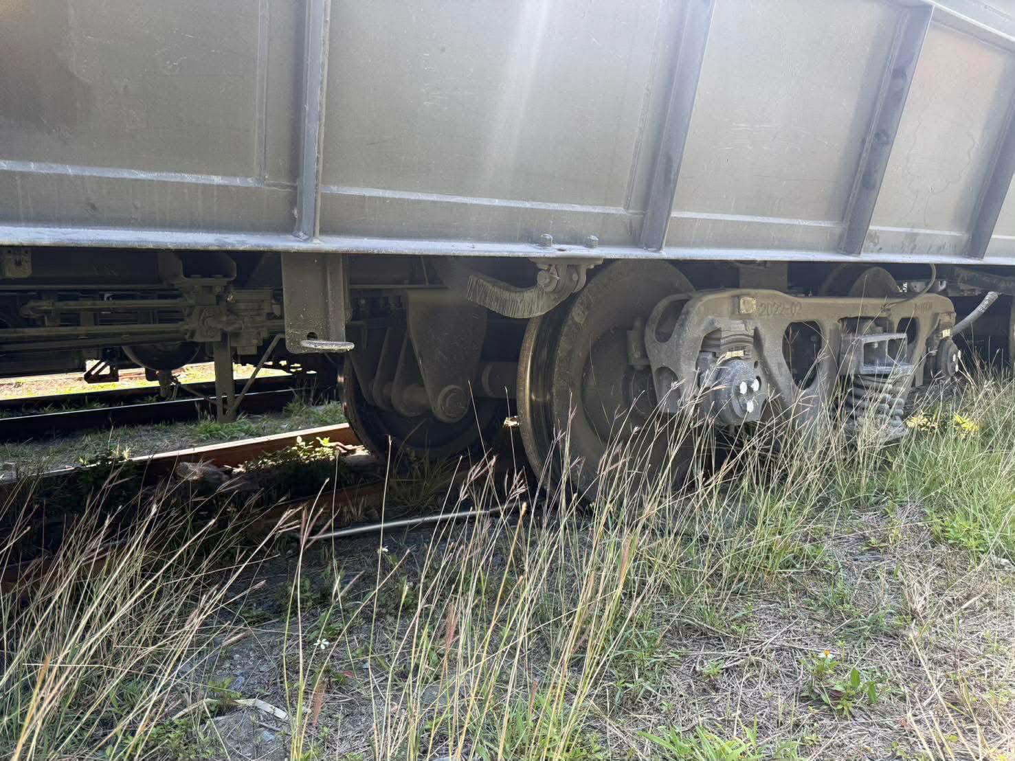 停在軌道側線的水泥車遭撞後出軌，事故由台鐵調查並復原。（翻攝自「三鐵事故通報平台」臉書）