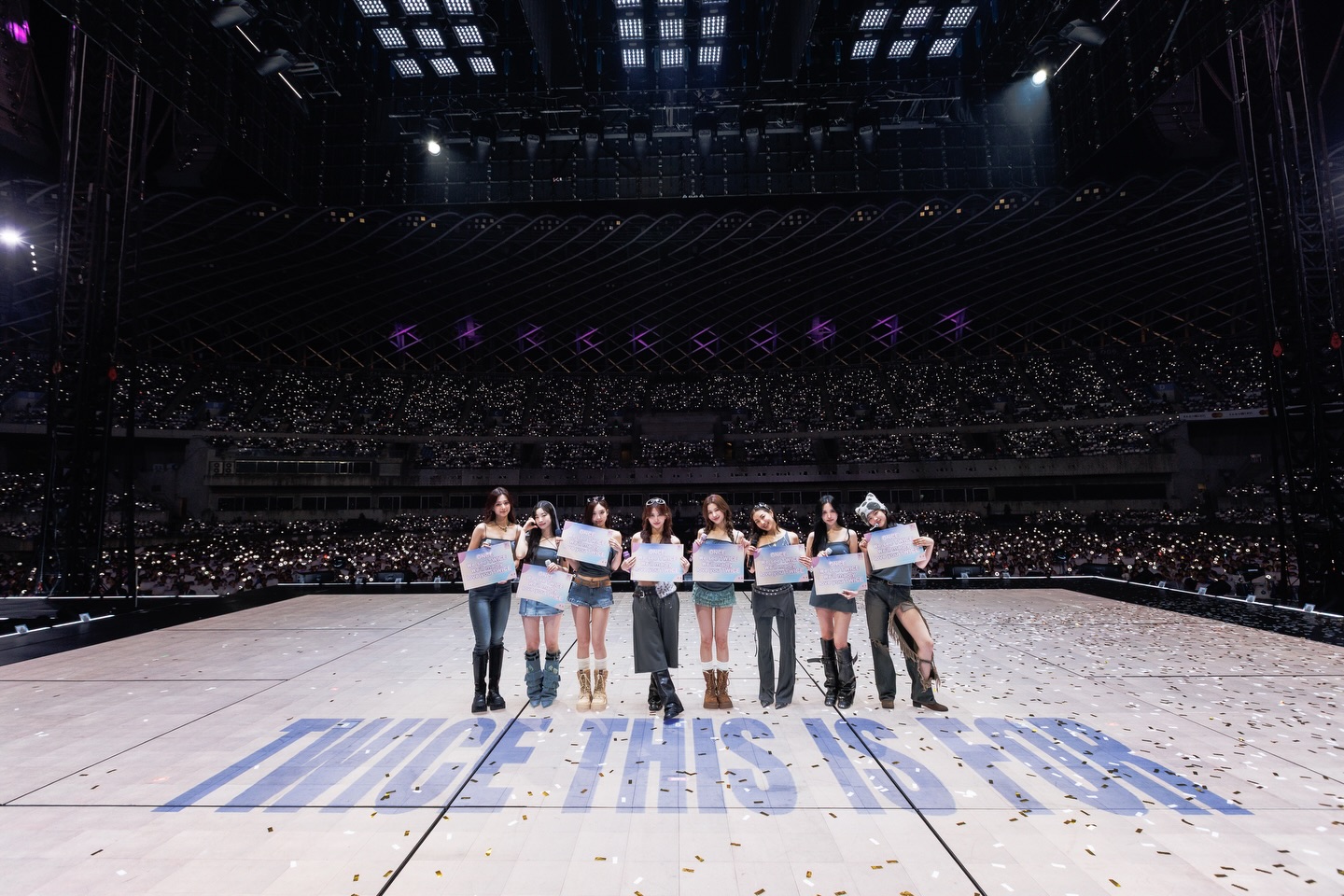 TWICE今（22日）在高雄圓滿開唱成功，子瑜（左一）用台語「打給厚」向大家打招呼，贏得全場尖叫。（翻攝TWICE IG）