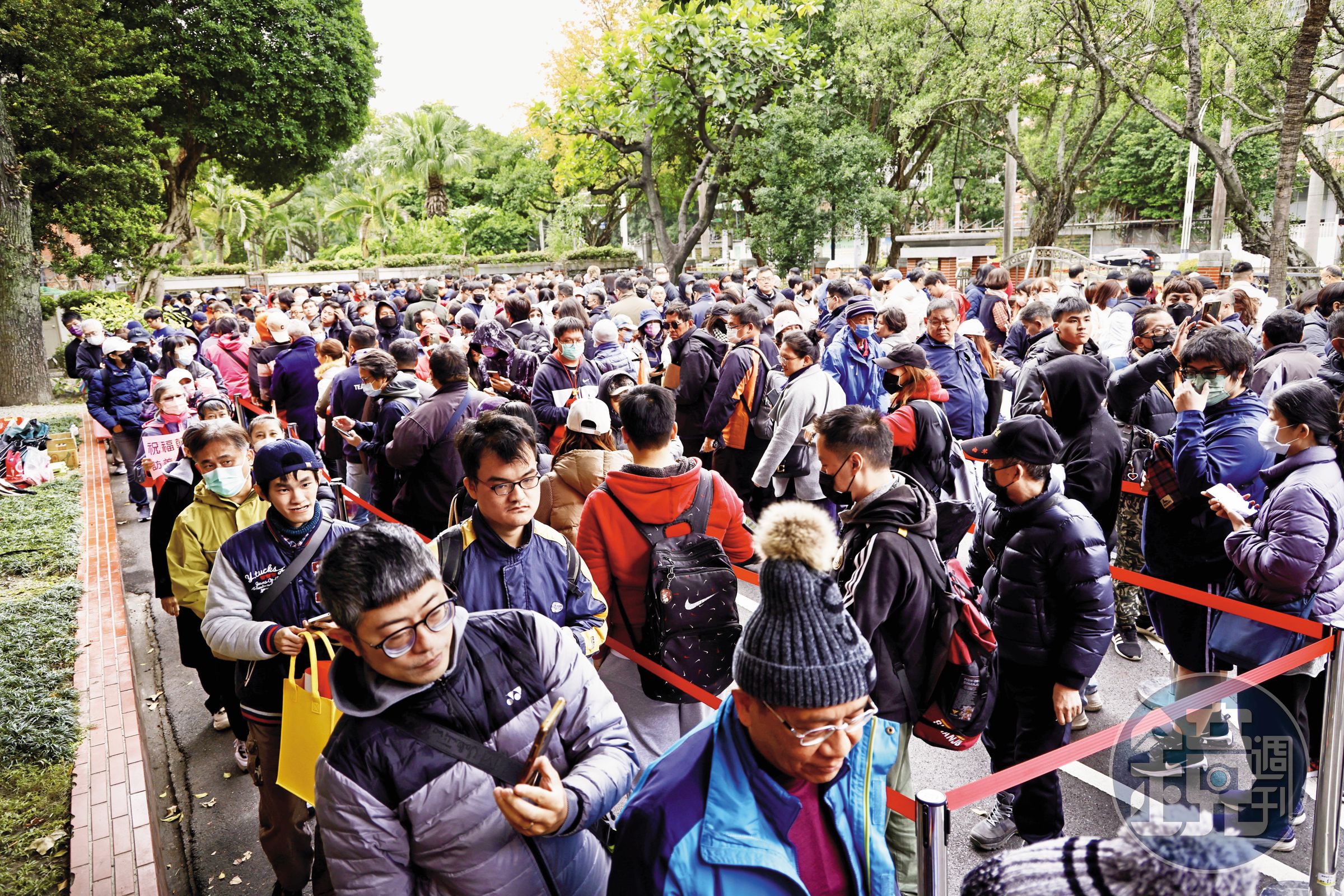韓國瑜在立院大門口發春聯，大批韓粉一早就在立院大門廣場排起長隊。