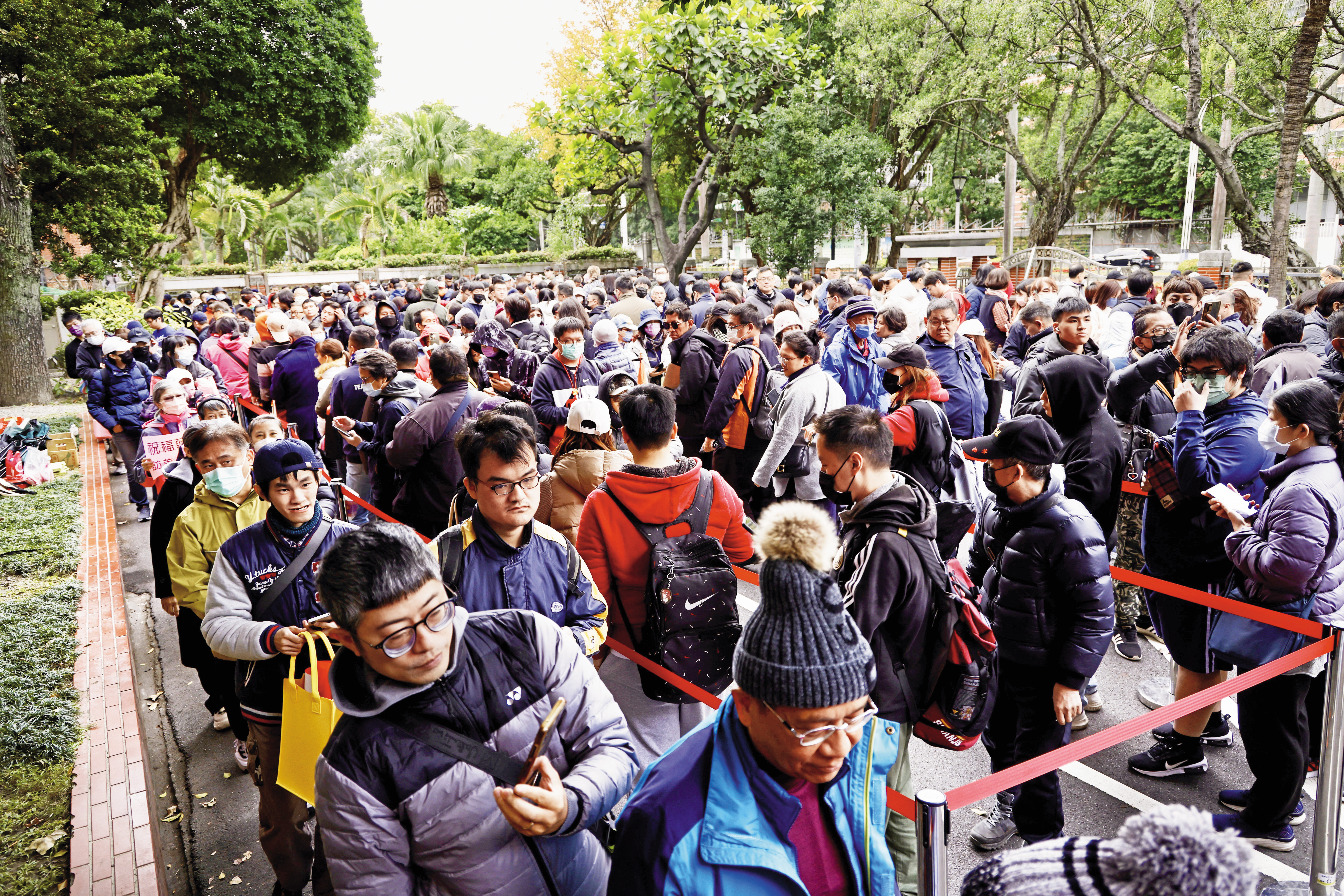 韓國瑜在立院大門口發春聯，大批韓粉一早就在立院大門廣場排起長隊。