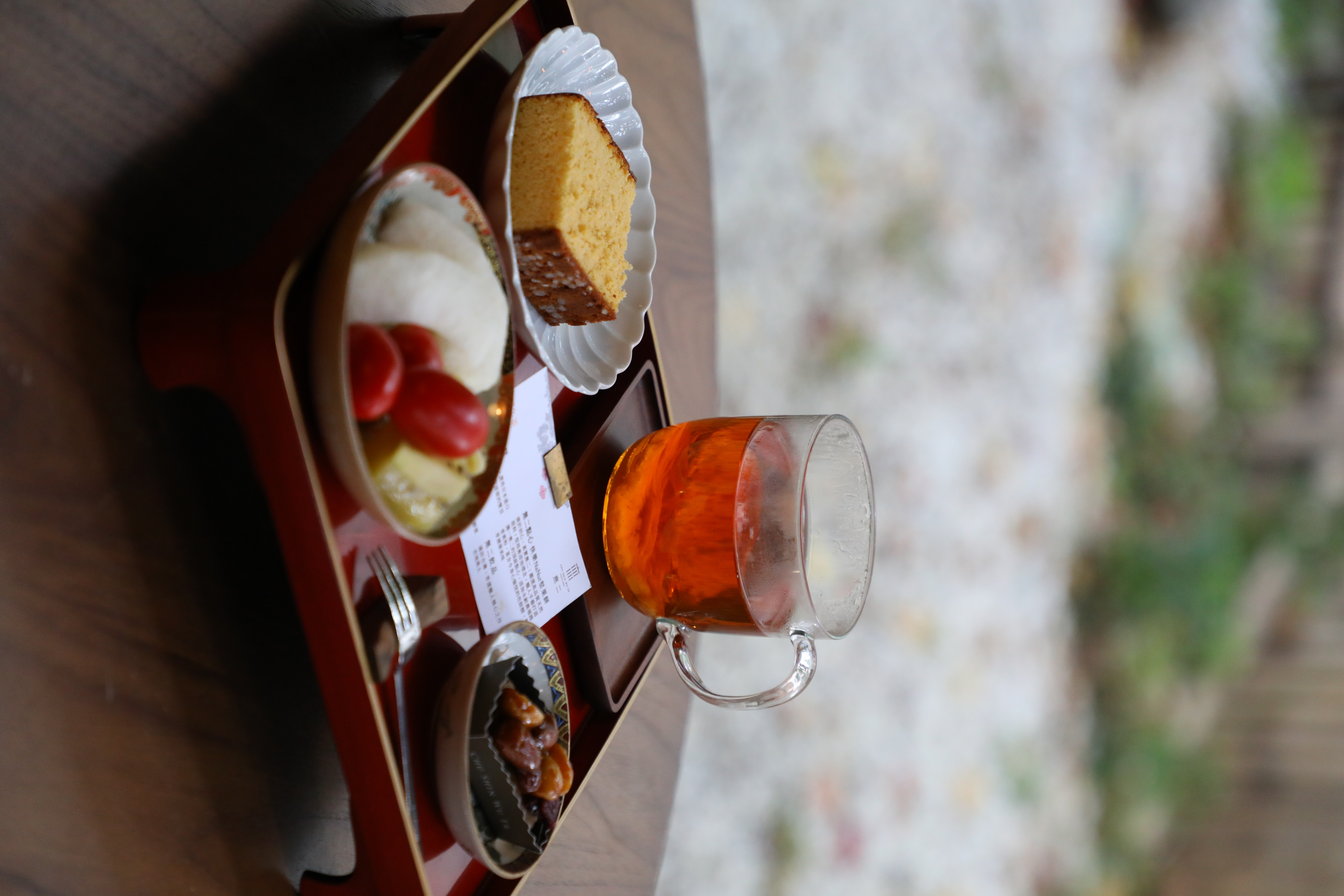 午茶套餐「閑午茶」，包含長崎蜂蜜蛋糕、無二點心快樂NANUT堅果餅與時令鮮果。（680元／份）